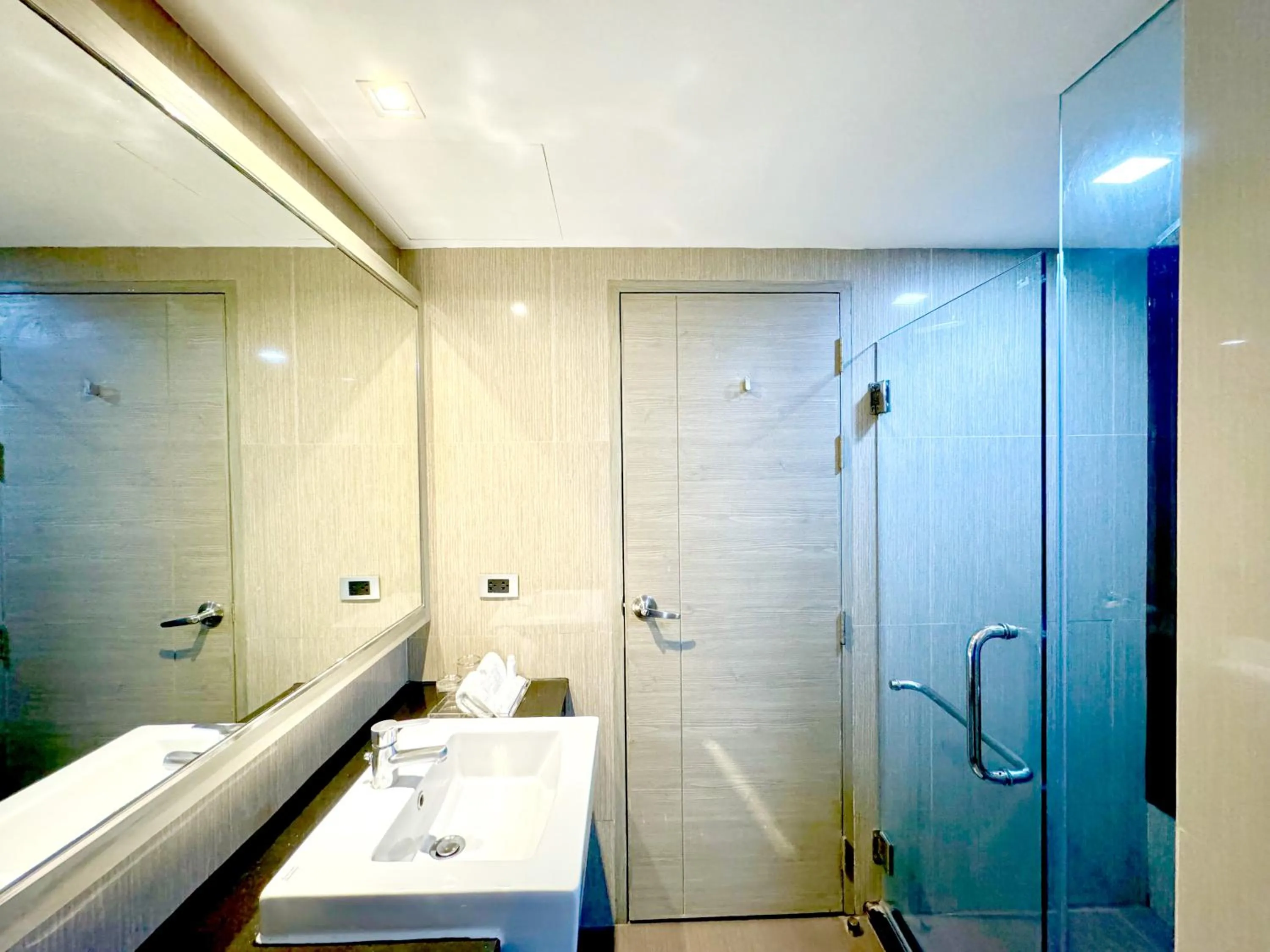 Shower in Ramada Sukhumvit Soi Eleven