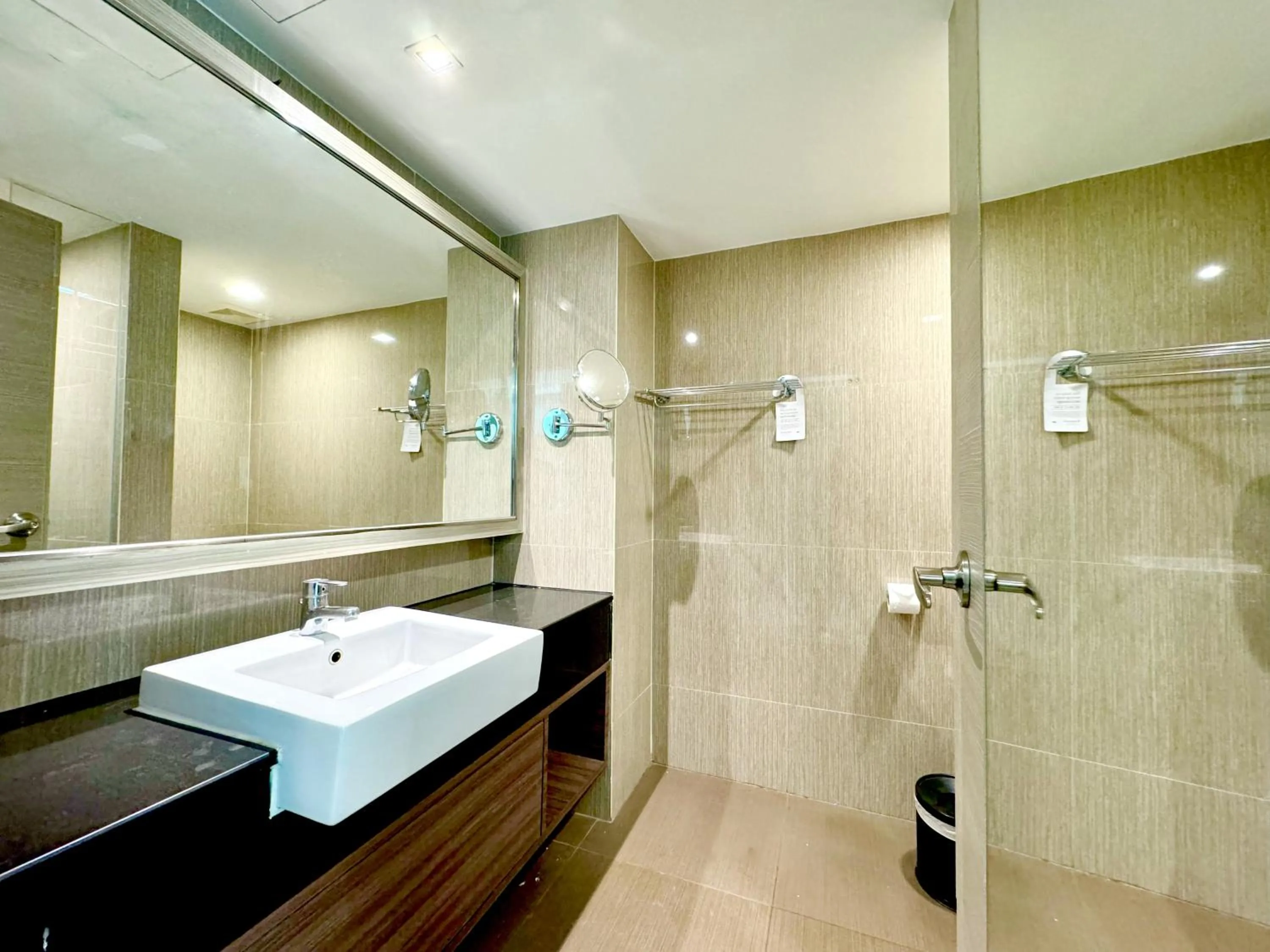 Shower in Ramada Sukhumvit Soi Eleven