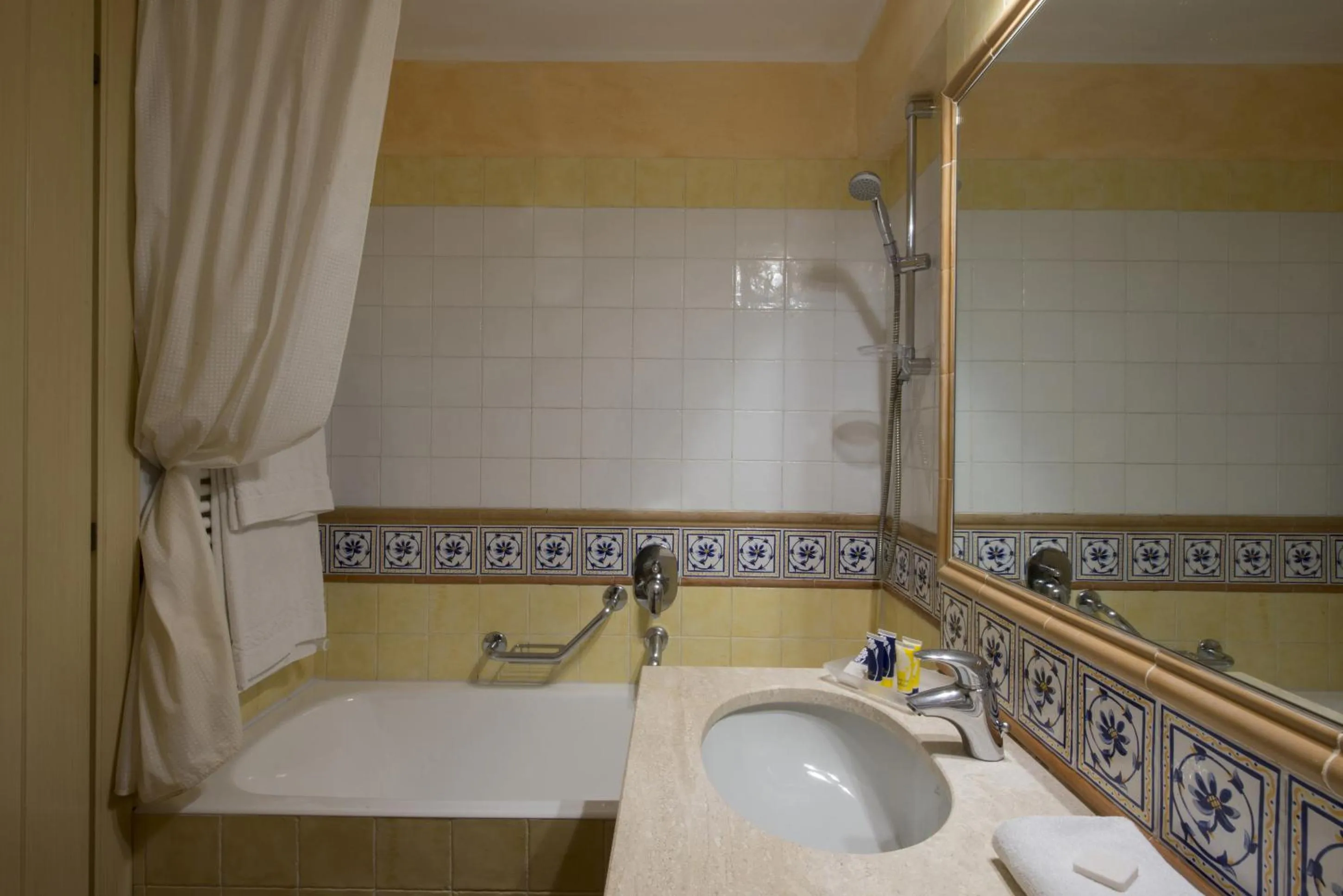 Bathroom in Lantana Resort Hotel&Apartments