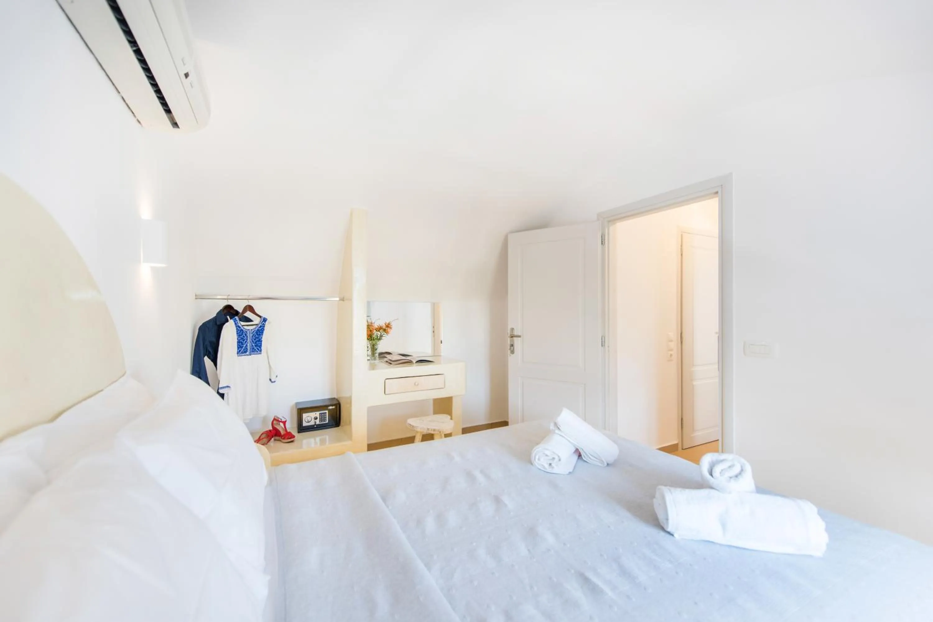 Bedroom, Bed in Secret Earth Villas - Santorini