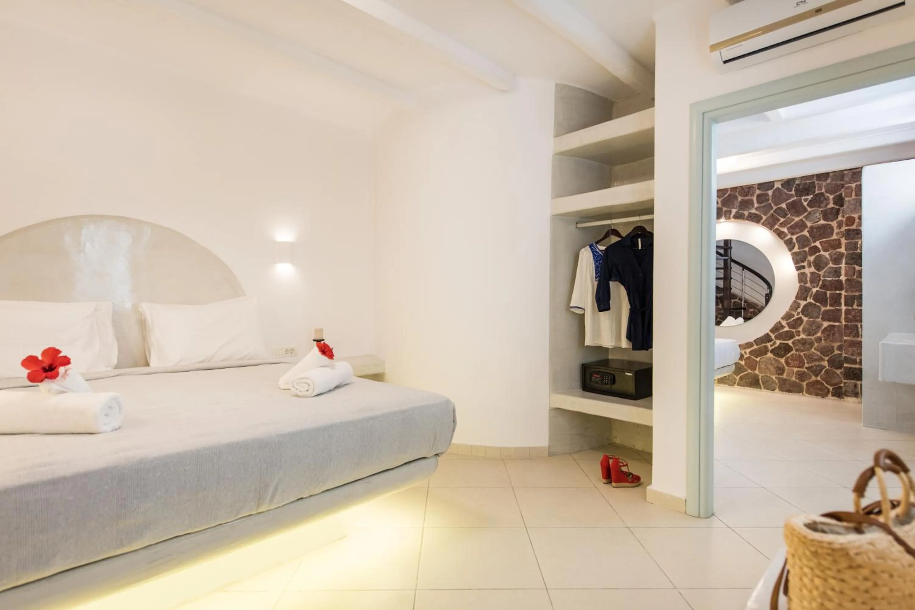 Bedroom, Bed in Secret Earth Villas - Santorini