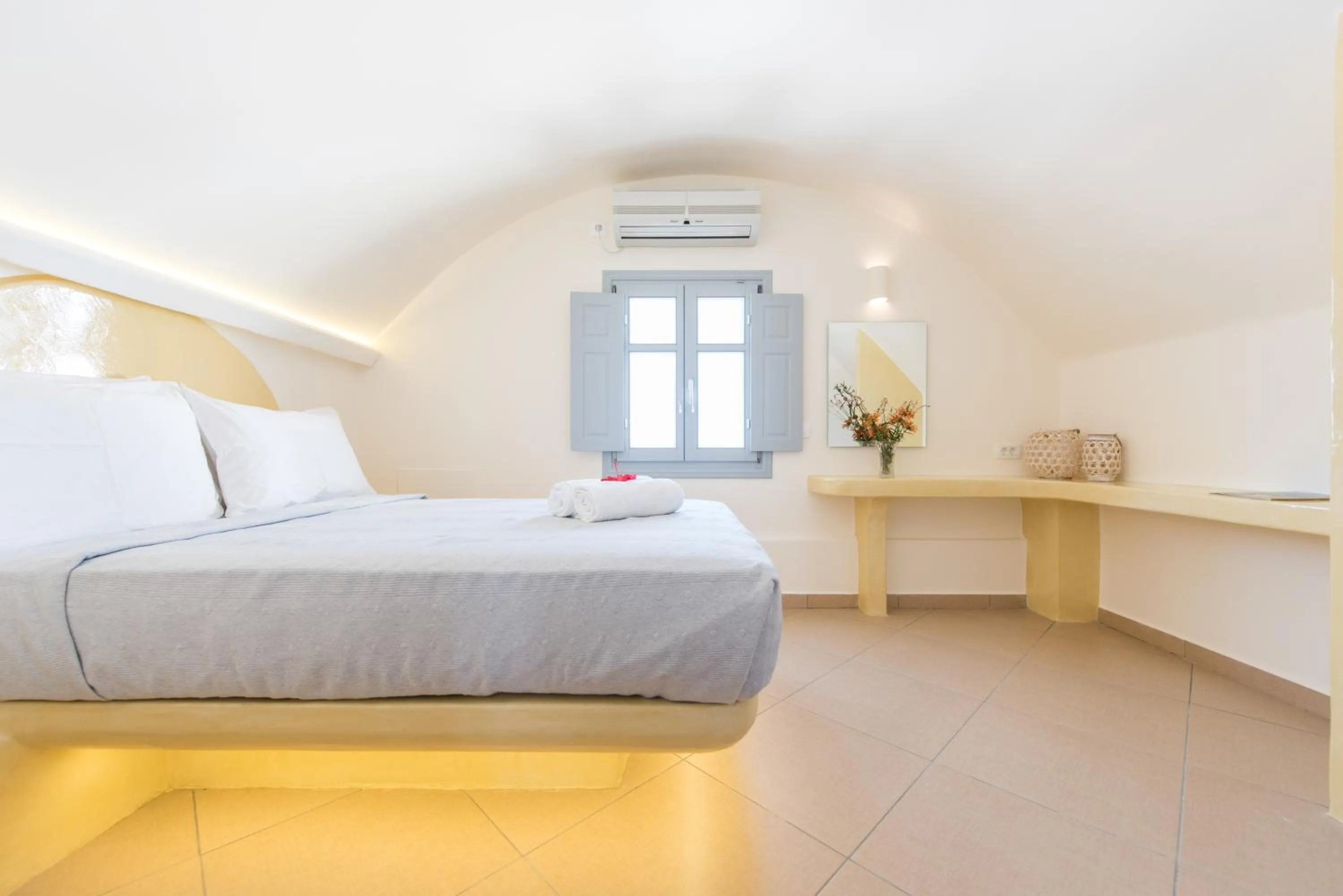 Bedroom, Bed in Secret Earth Villas - Santorini