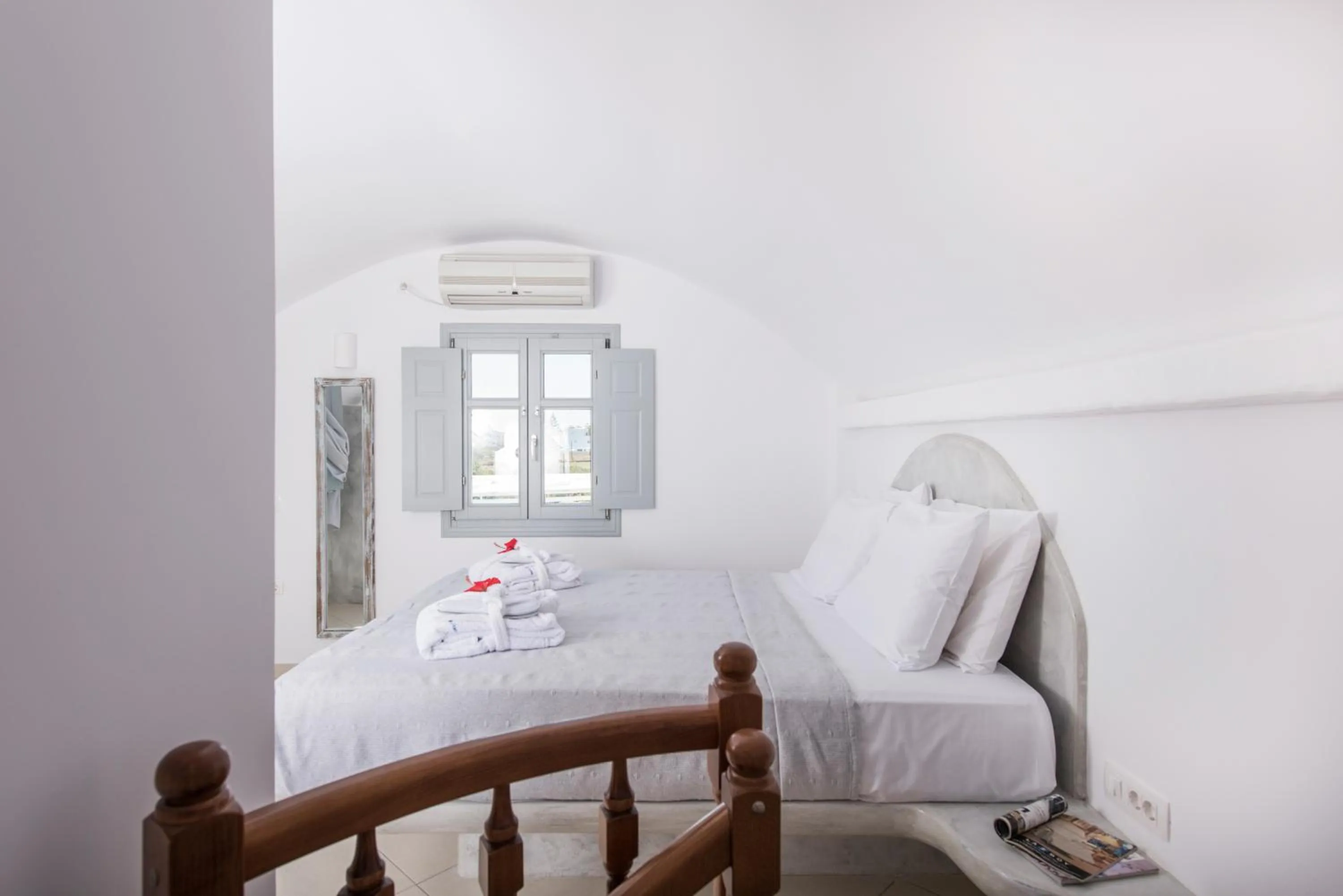 Bedroom, Bed in Secret Earth Villas - Santorini