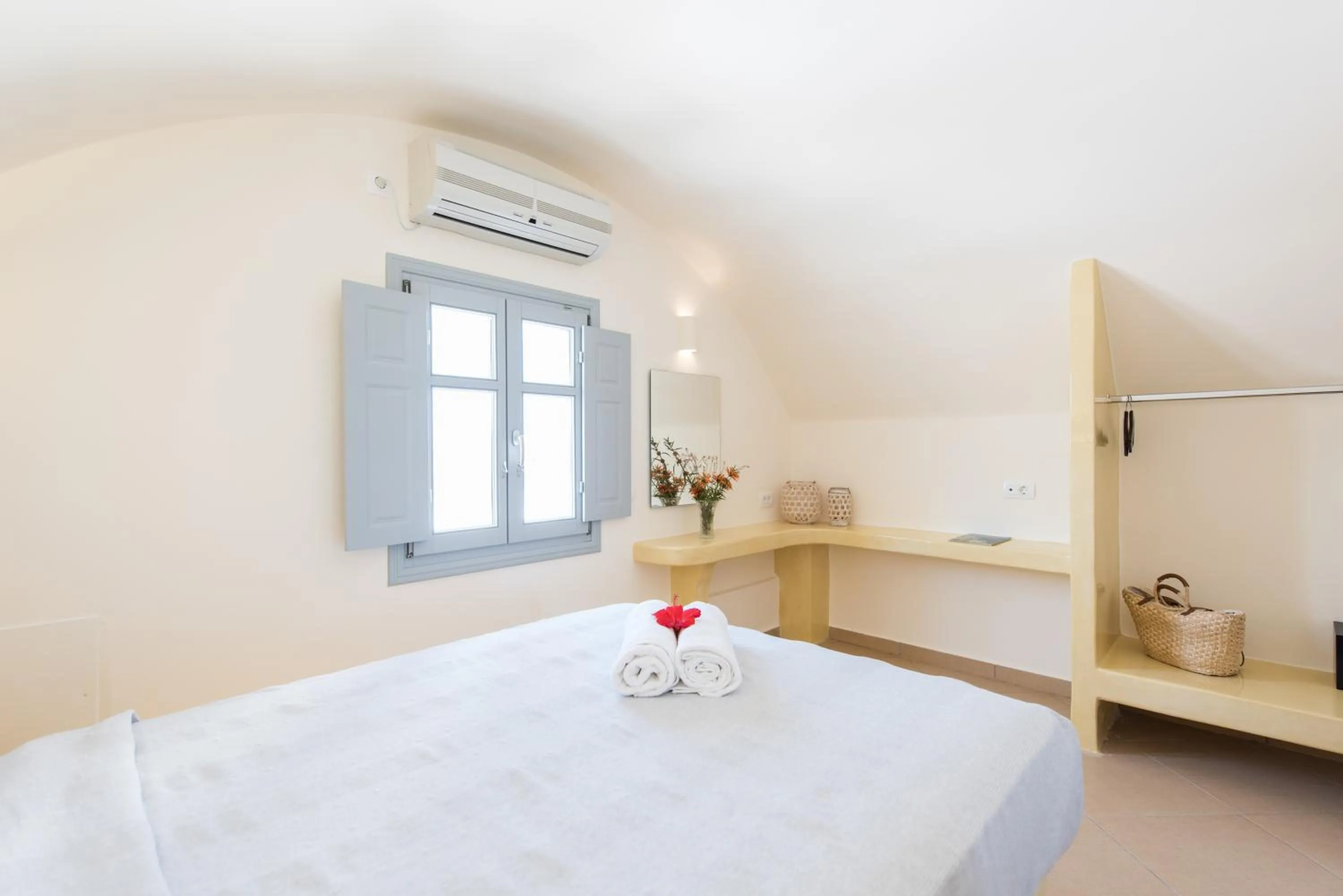 Bedroom, Bed in Secret Earth Villas - Santorini