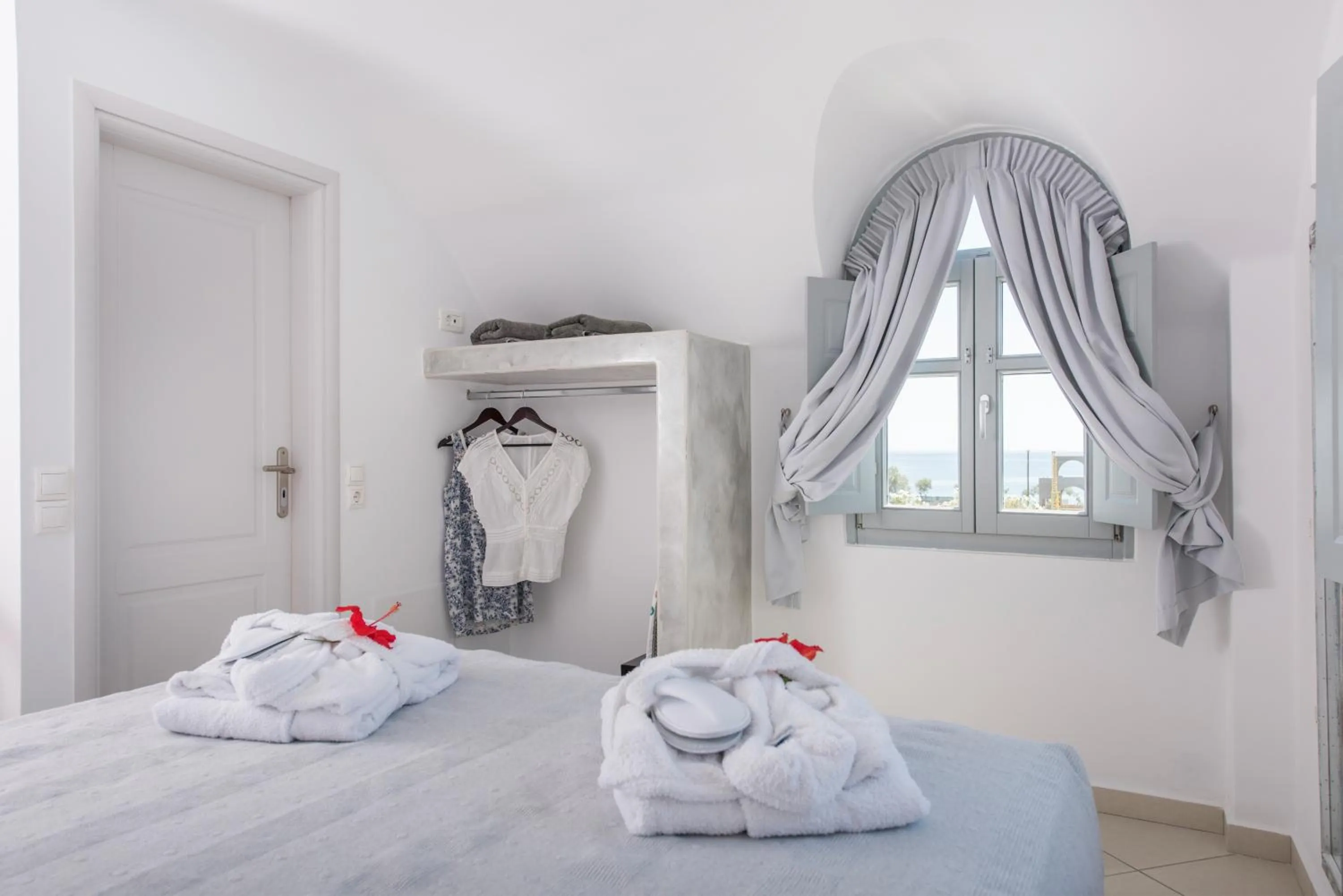 Bedroom, Bed in Secret Earth Villas - Santorini