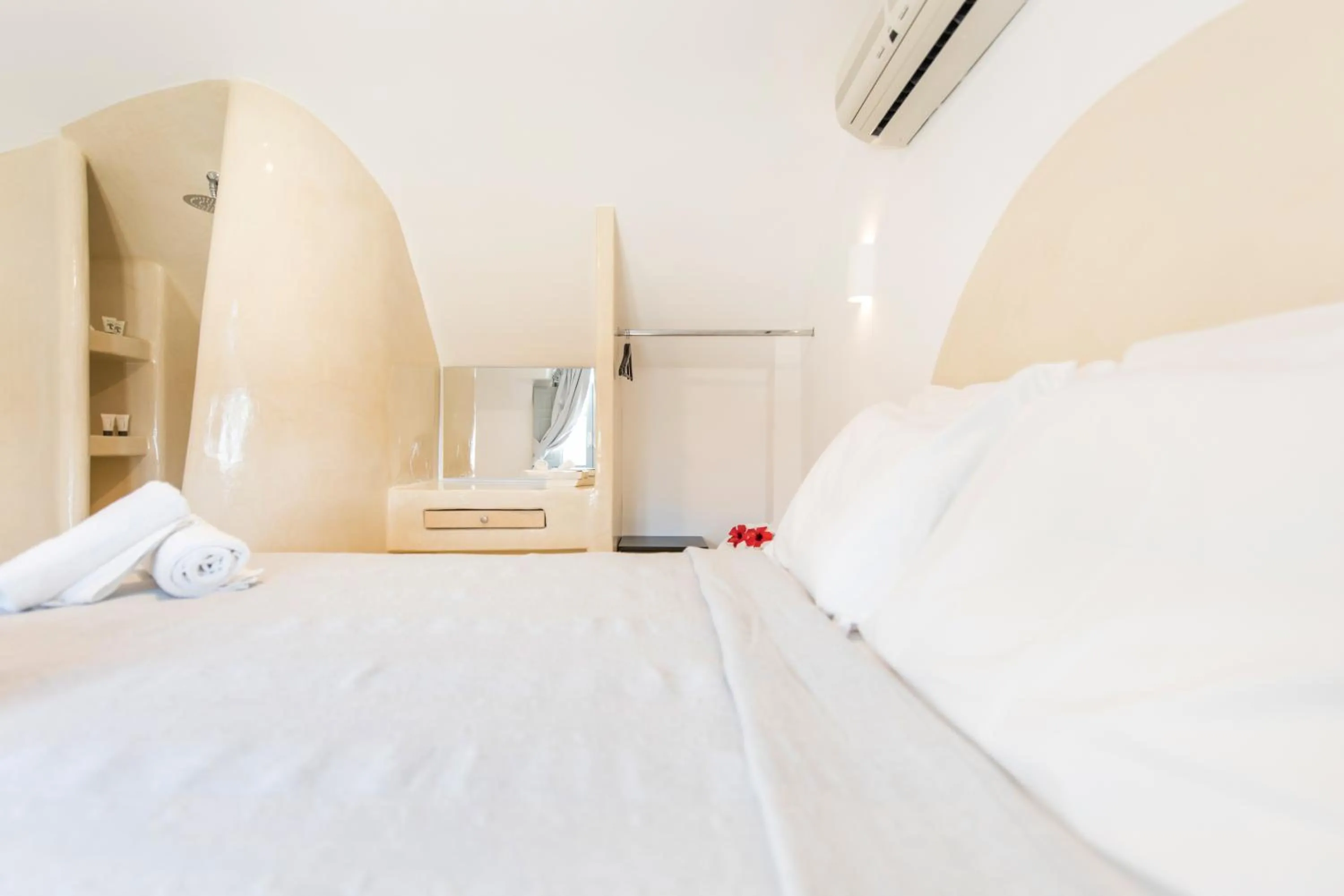 Bedroom, Bed in Secret Earth Villas - Santorini