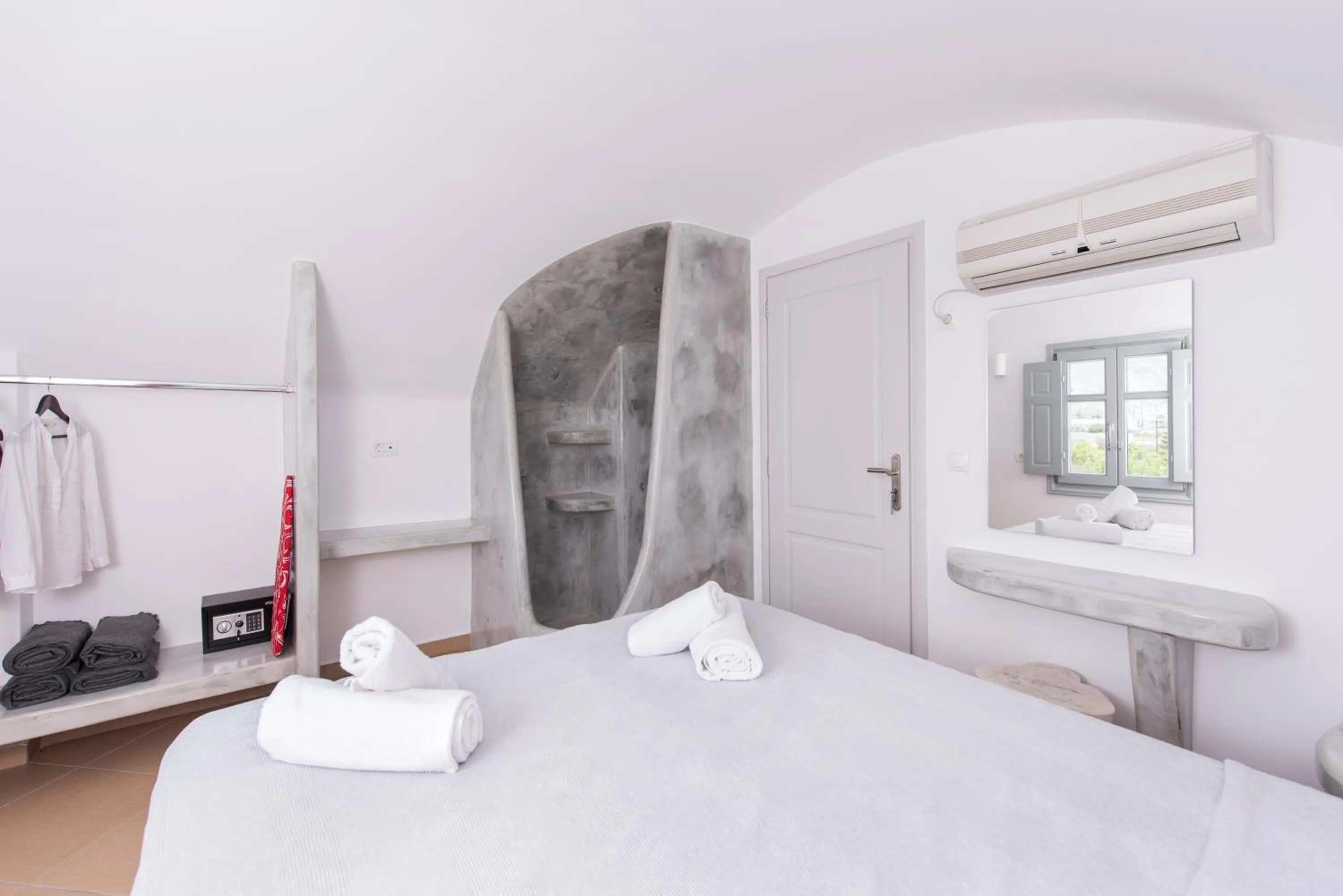 Bedroom, Bed in Secret Earth Villas - Santorini