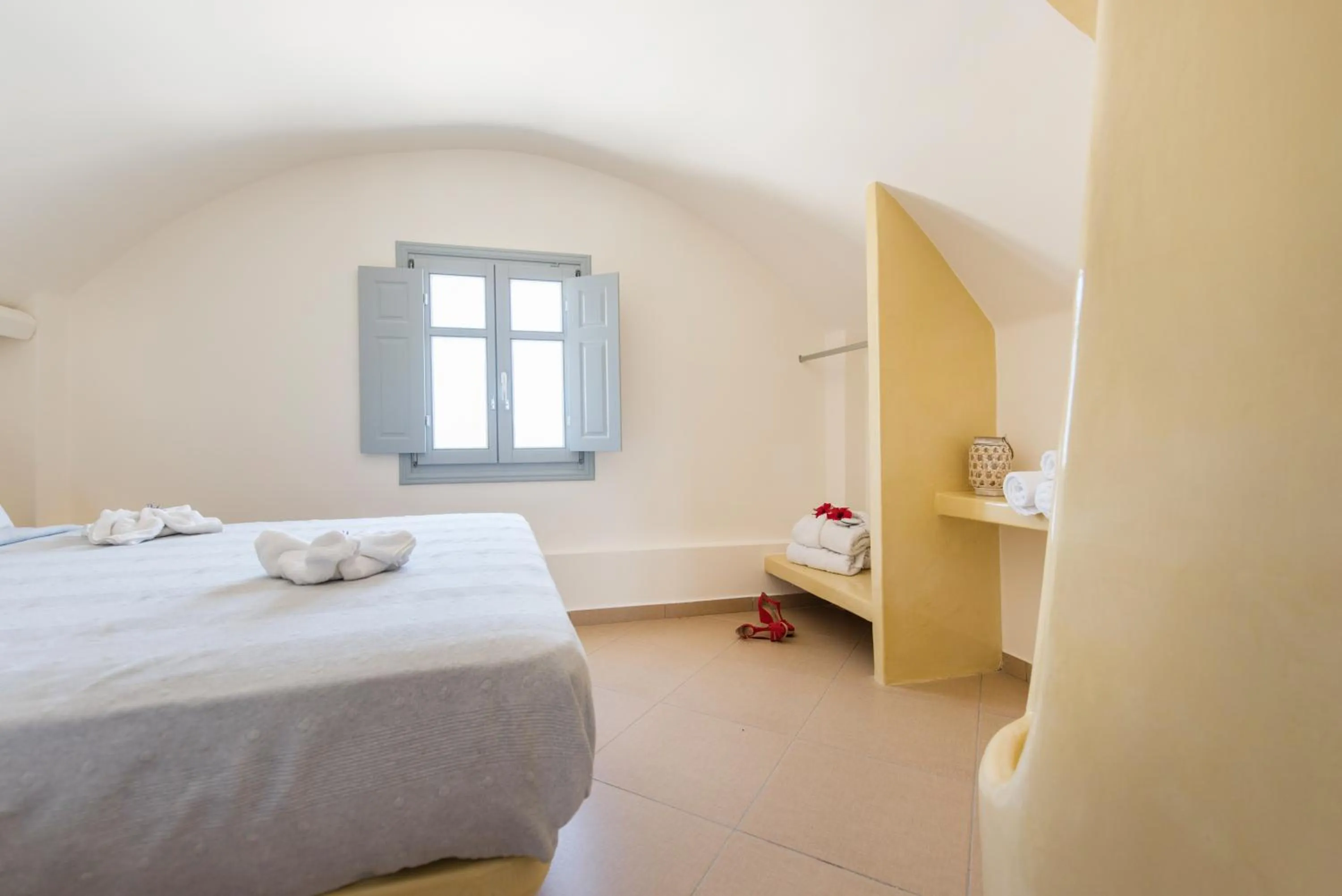 Bedroom, Bed in Secret Earth Villas - Santorini