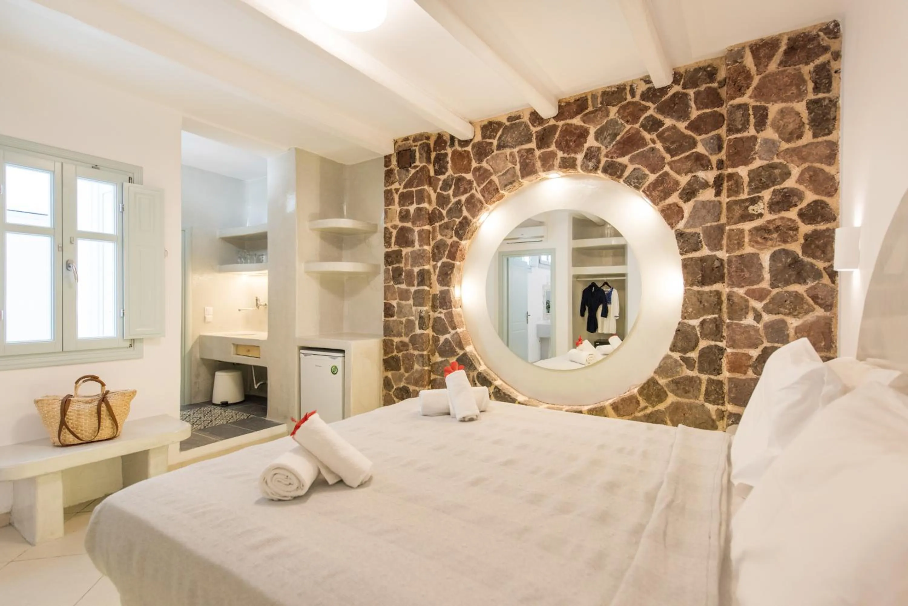 Bedroom, Bed in Secret Earth Villas - Santorini