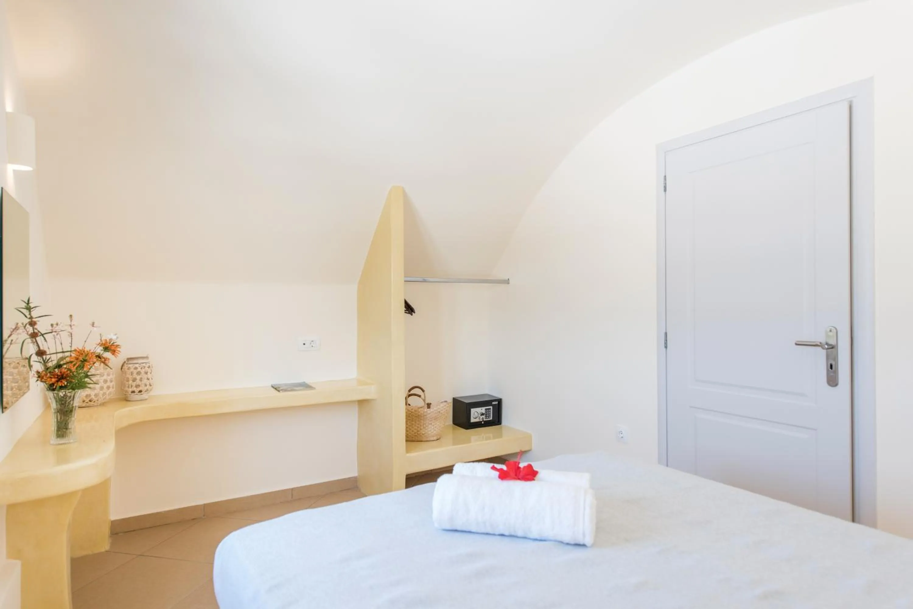 Bedroom, Bed in Secret Earth Villas - Santorini