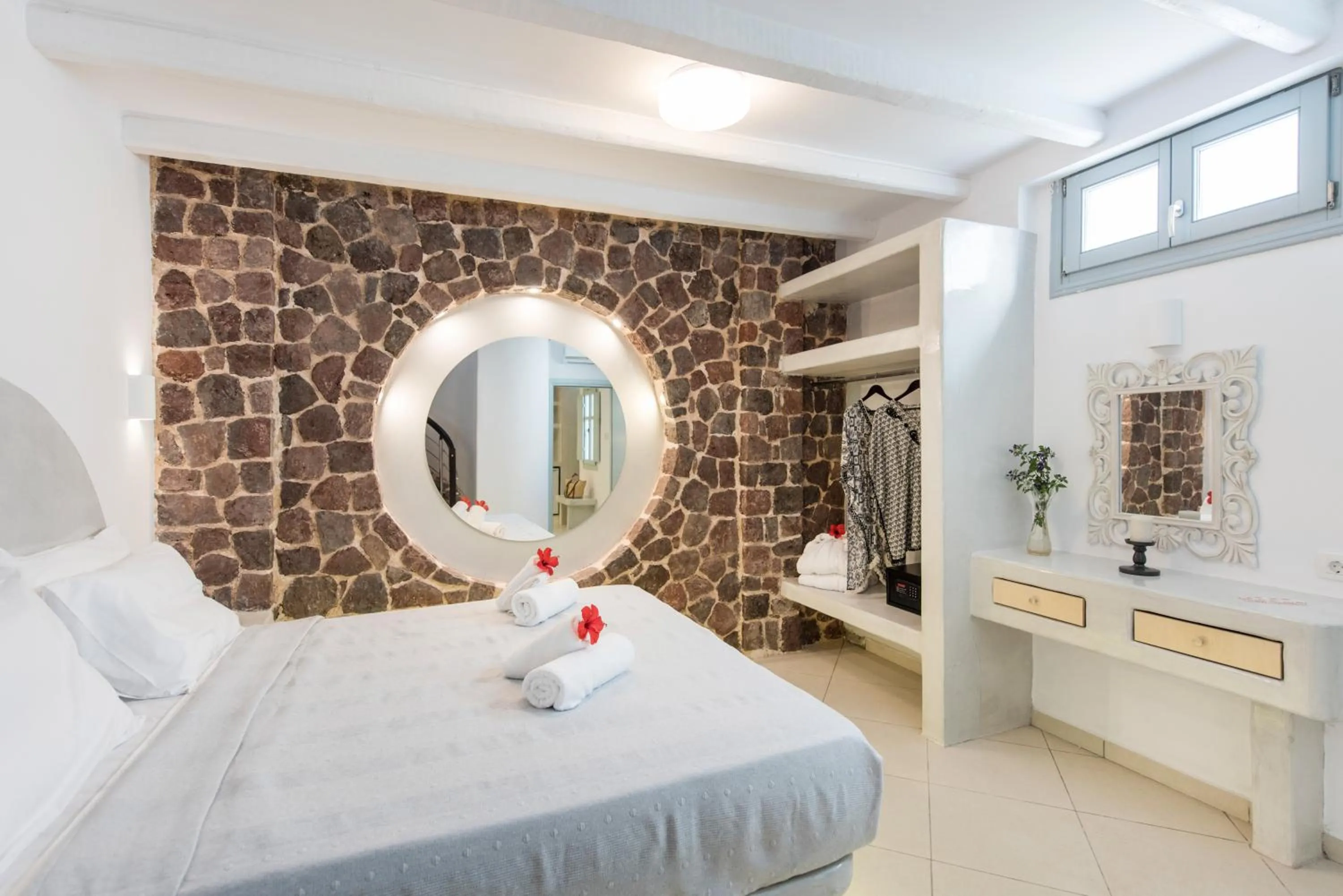 Bedroom, Bed in Secret Earth Villas - Santorini