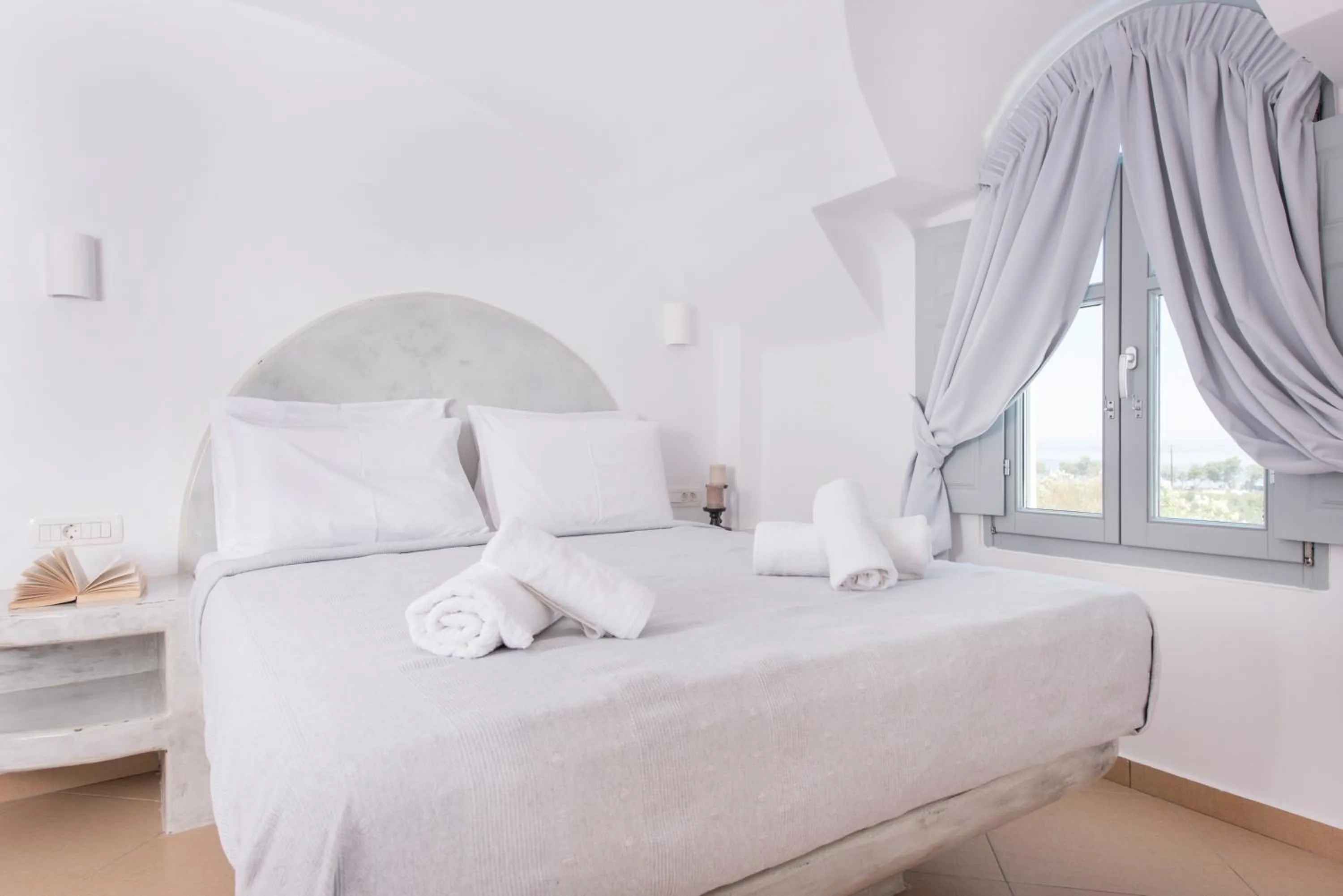 Bedroom, Bed in Secret Earth Villas - Santorini