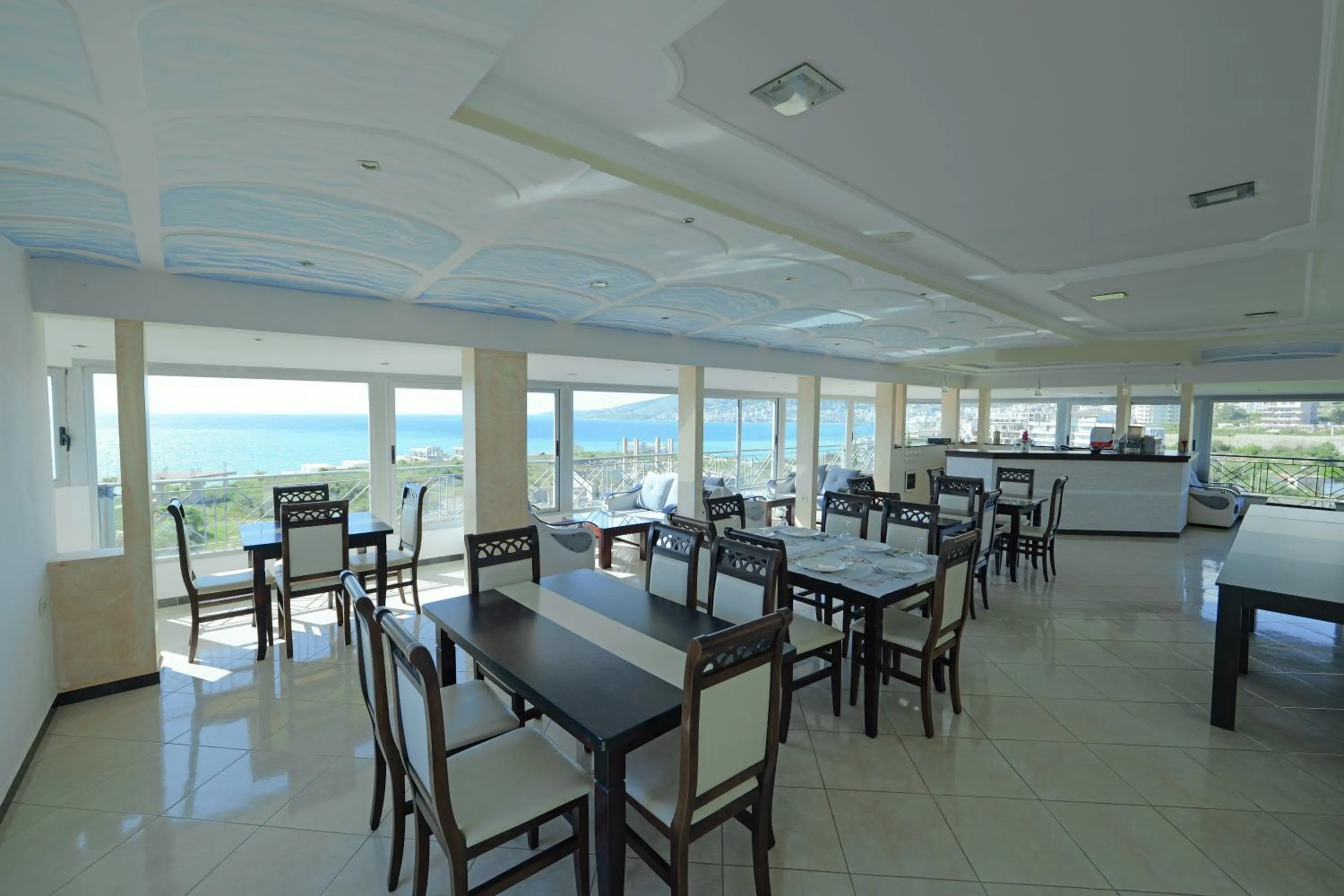 Restaurant/places to eat in Hotel Holiday