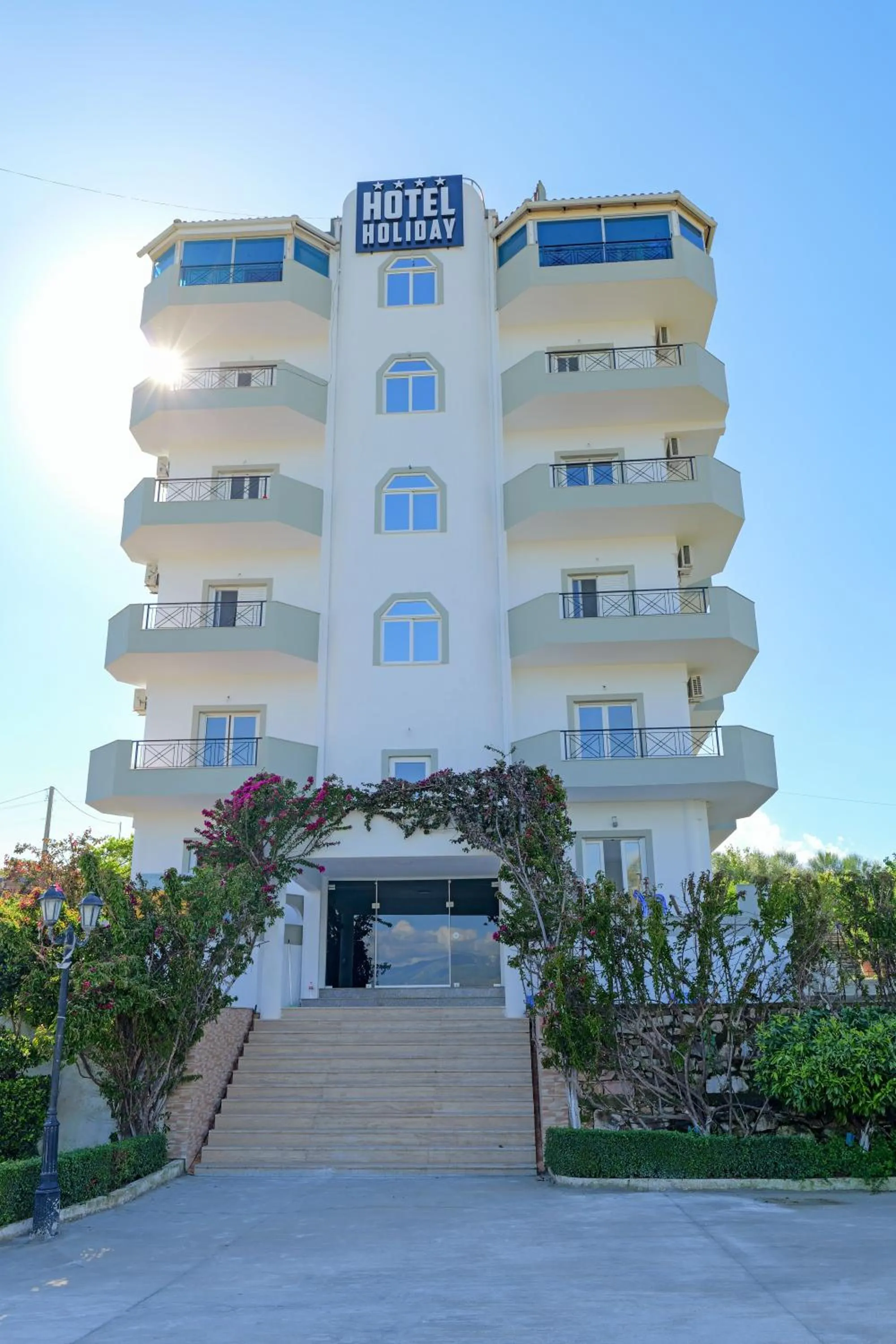 Property building in Hotel Holiday