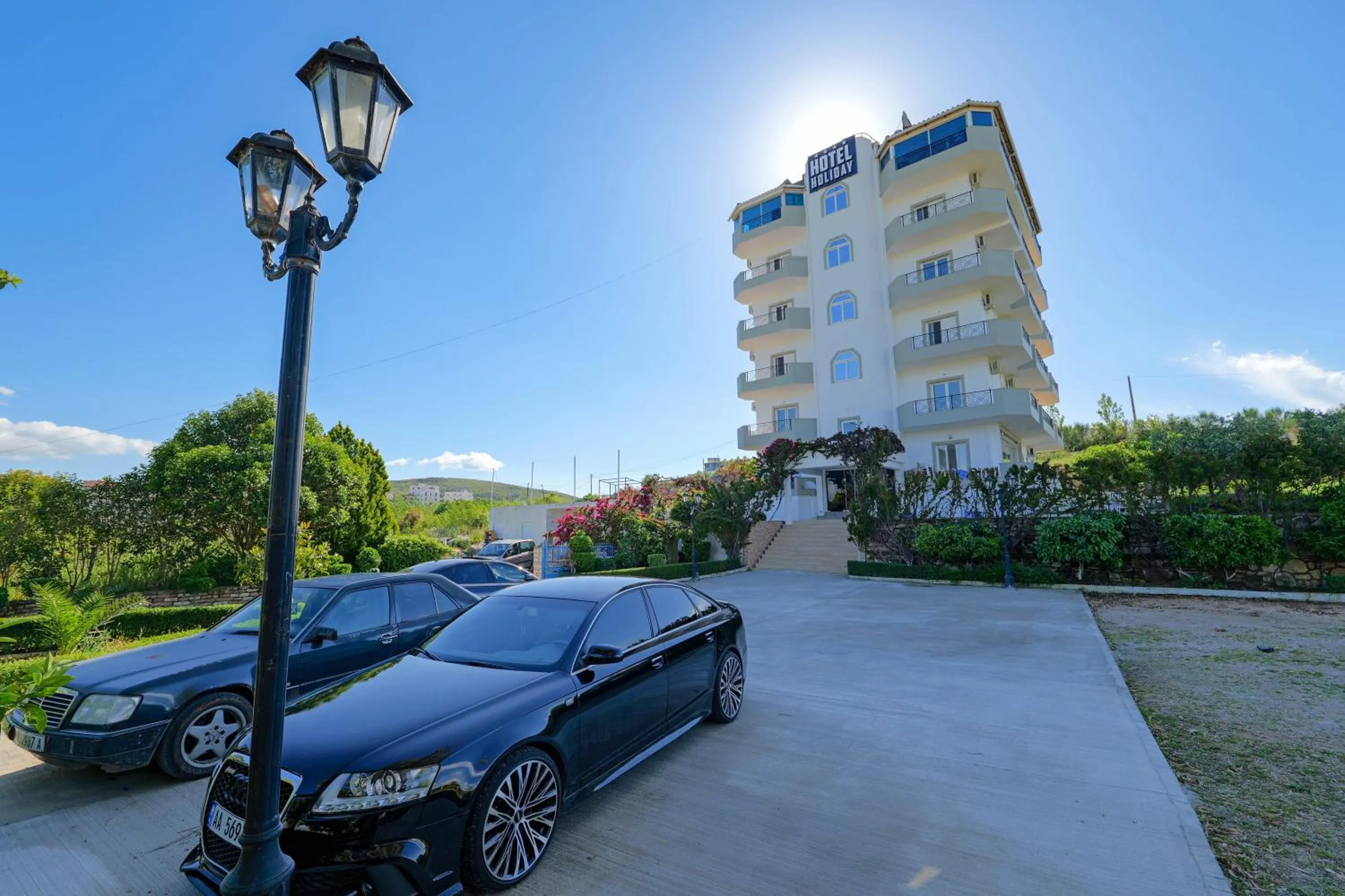 Property building in Hotel Holiday