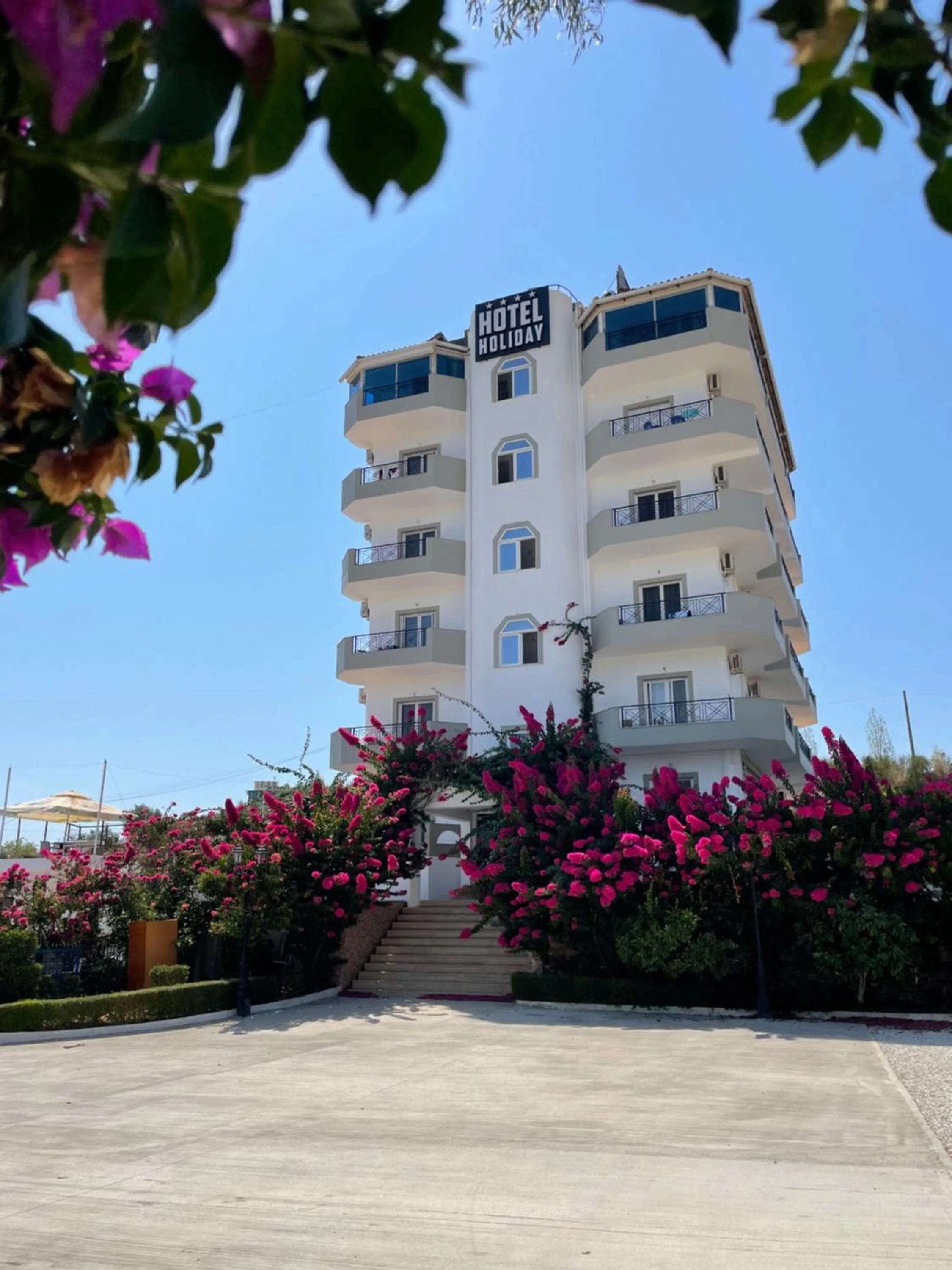 Property building in Hotel Holiday