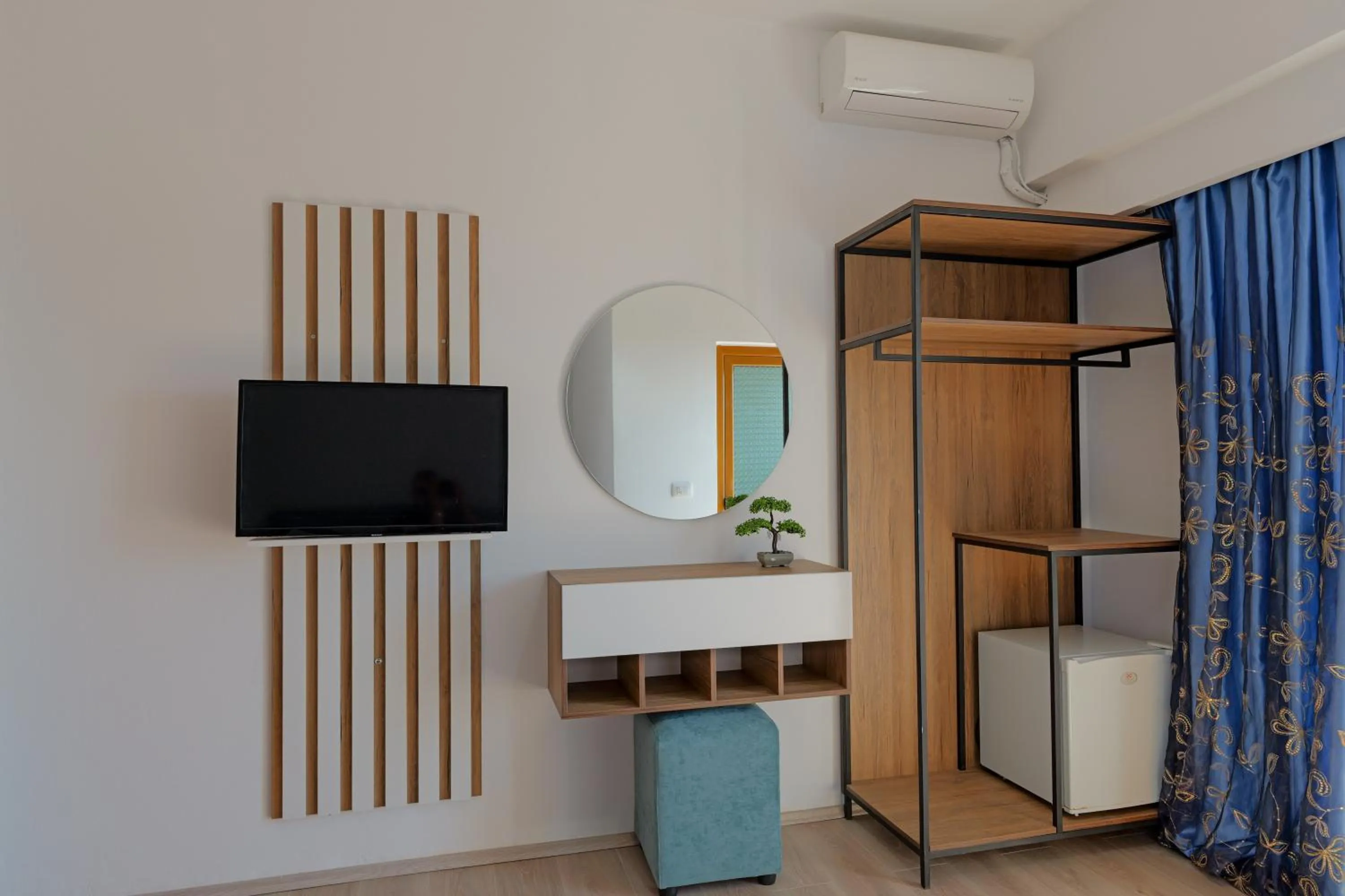 TV and multimedia in Hotel Holiday