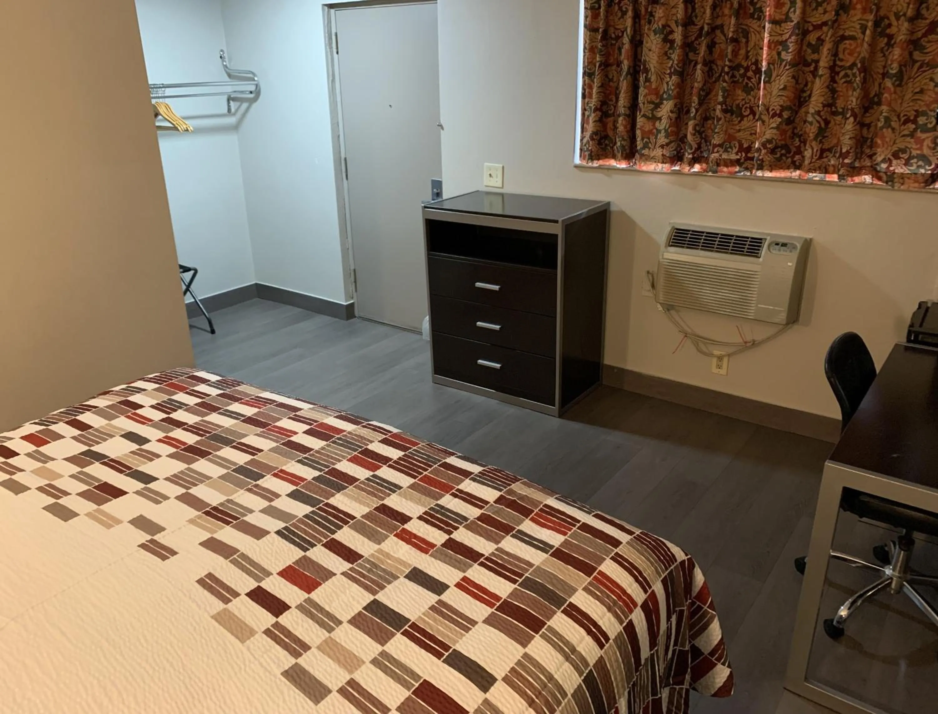 Photo of the whole room, Bed in Red Roof Inn Copiague