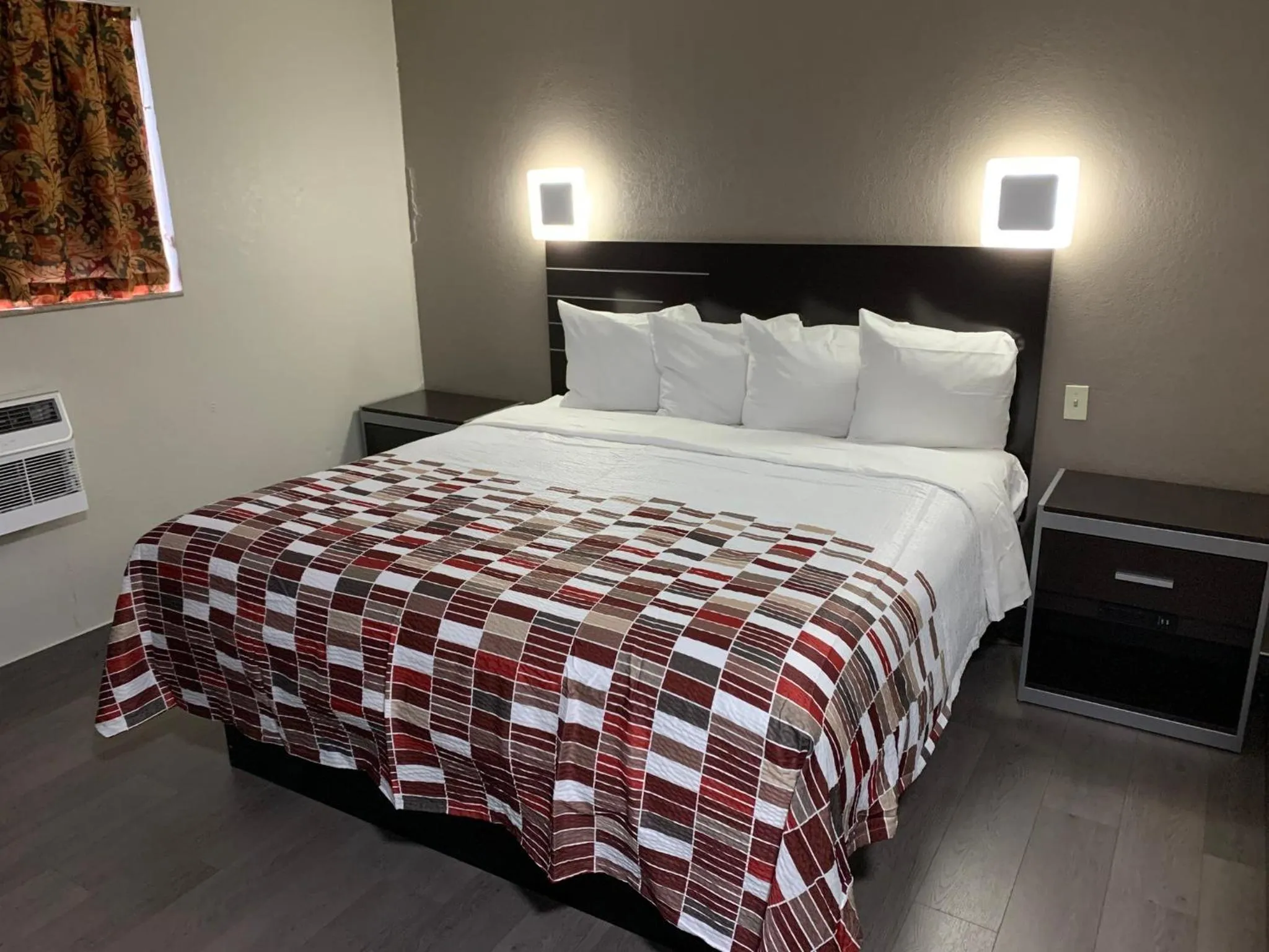 Photo of the whole room, Bed in Red Roof Inn Copiague