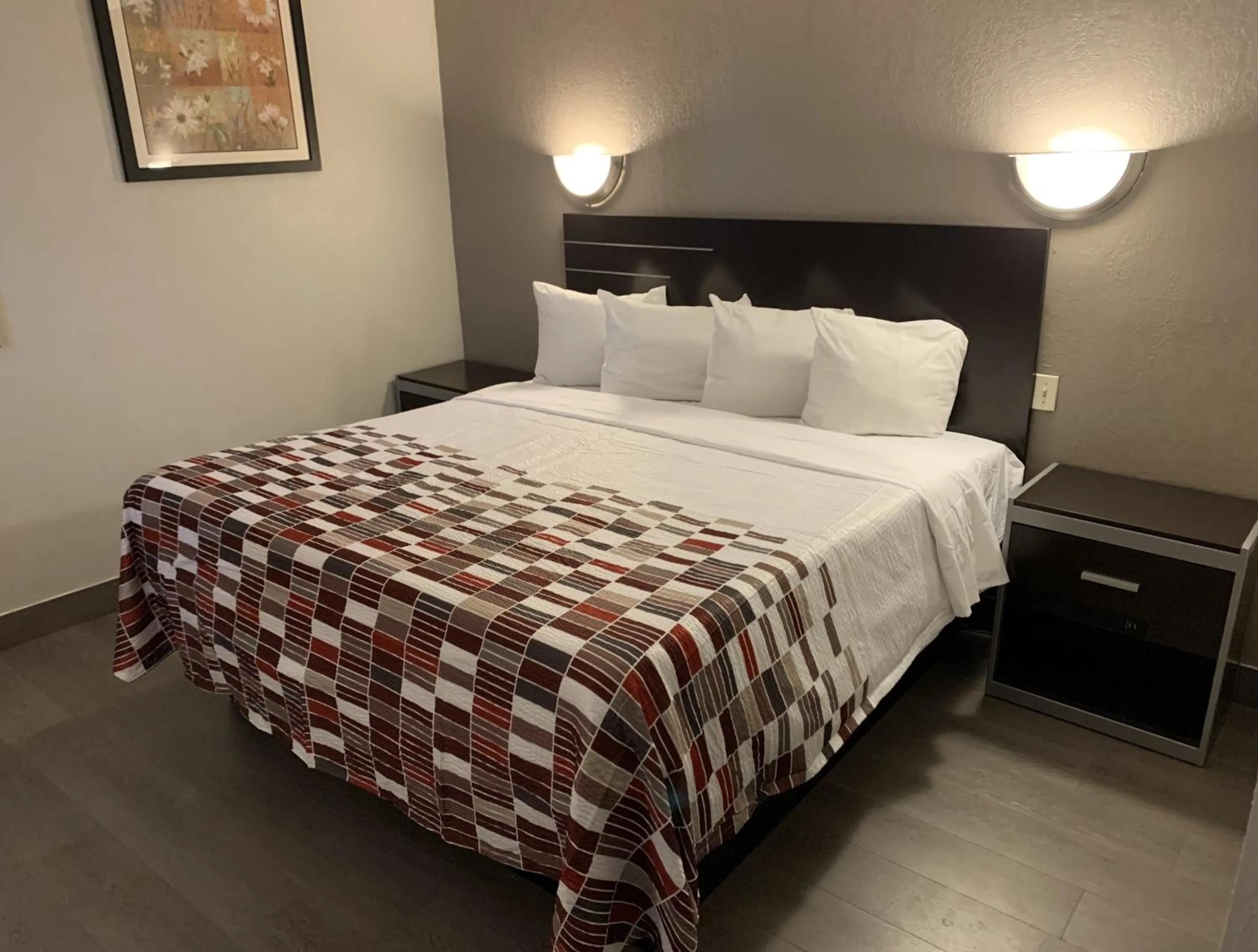 Bedroom, Bed in Red Roof Inn Copiague