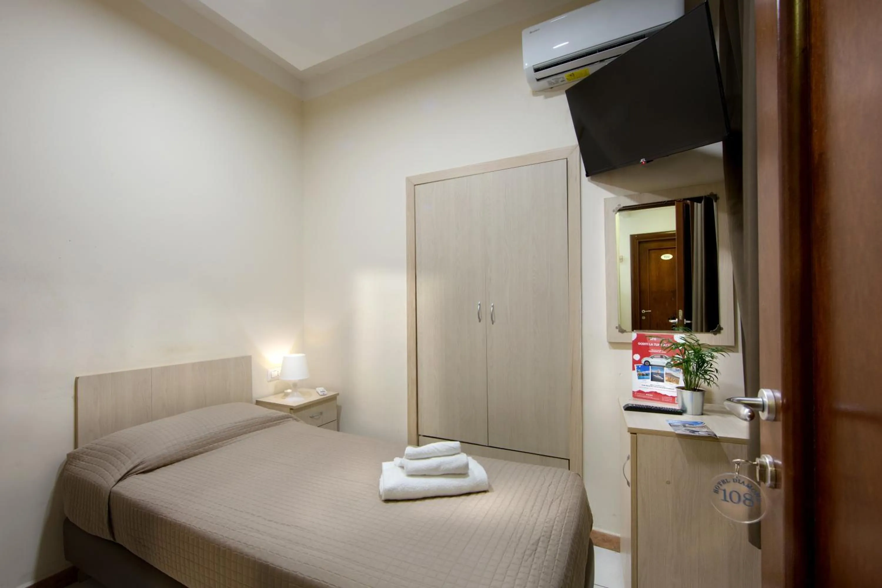 Bed in Hotel Diamond