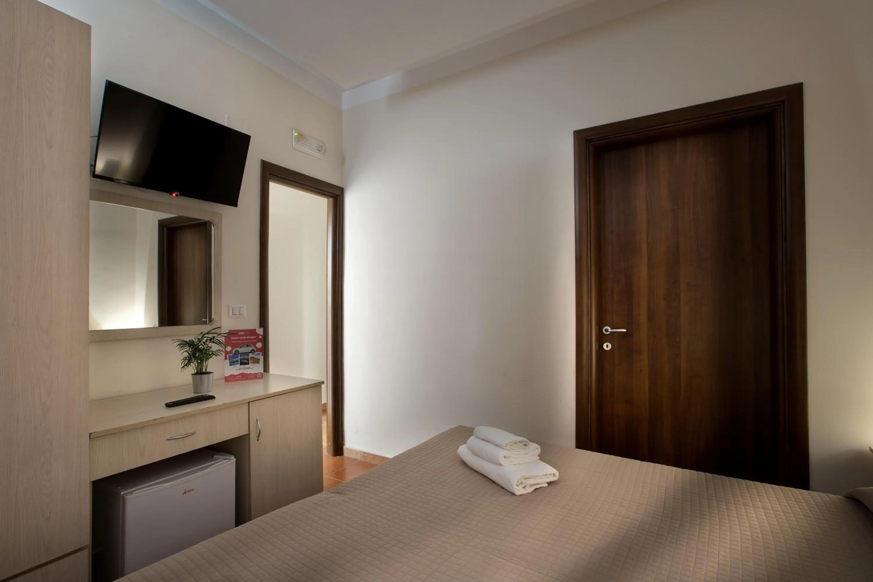 Property building, Bed in Hotel Diamond