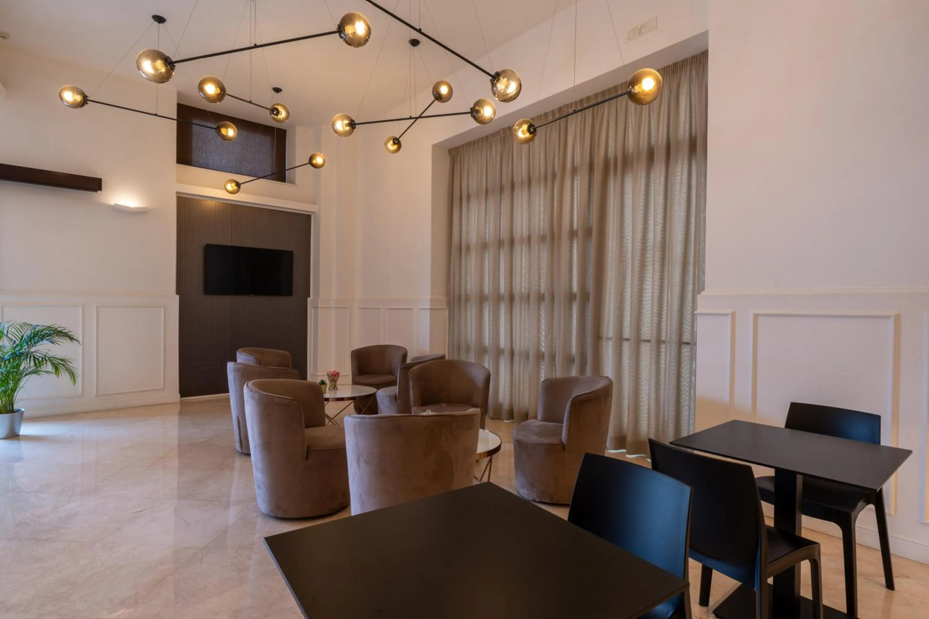 Communal lounge/ TV room in Hotel Diamond