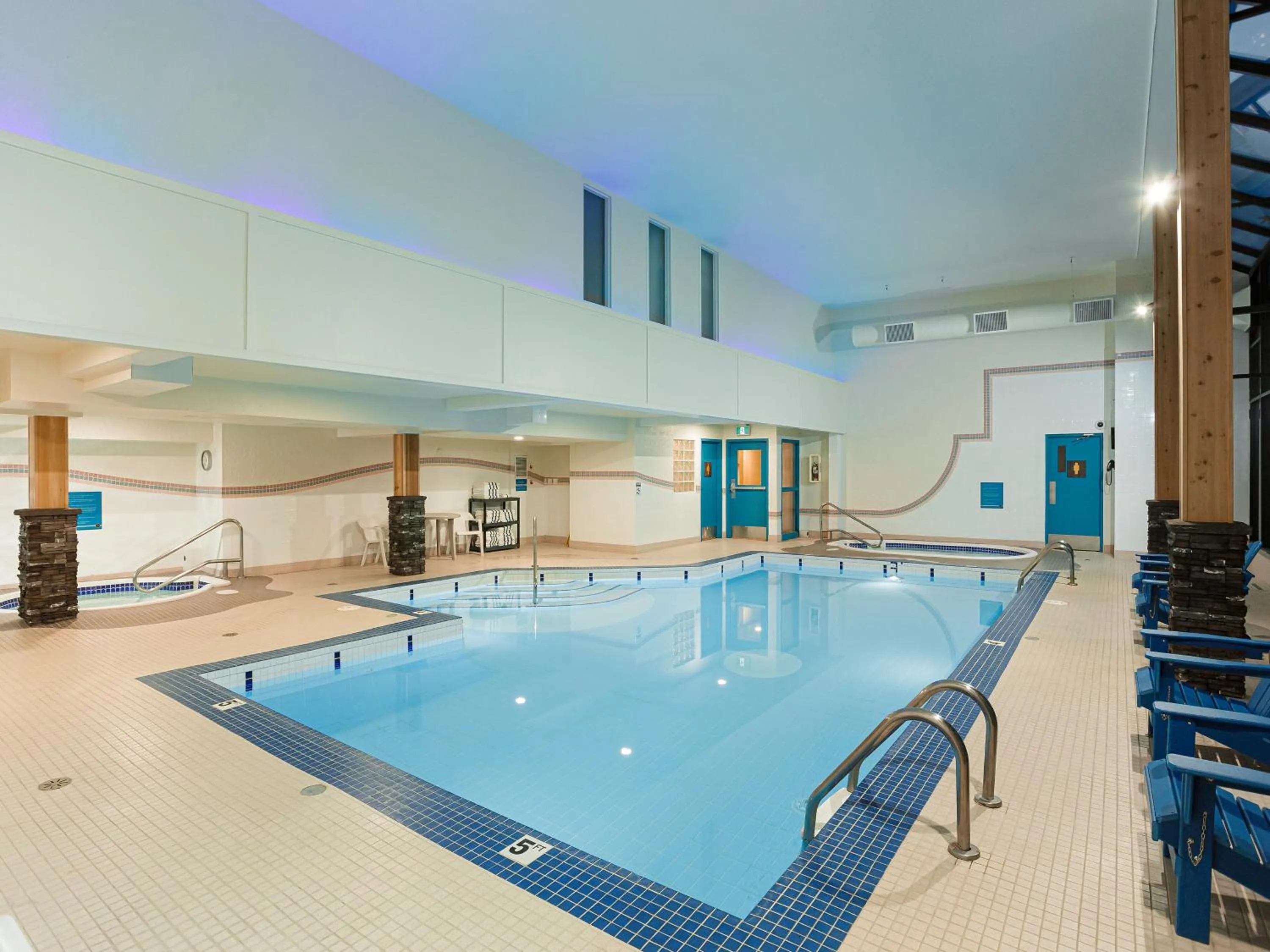 Swimming pool in High Country Inn