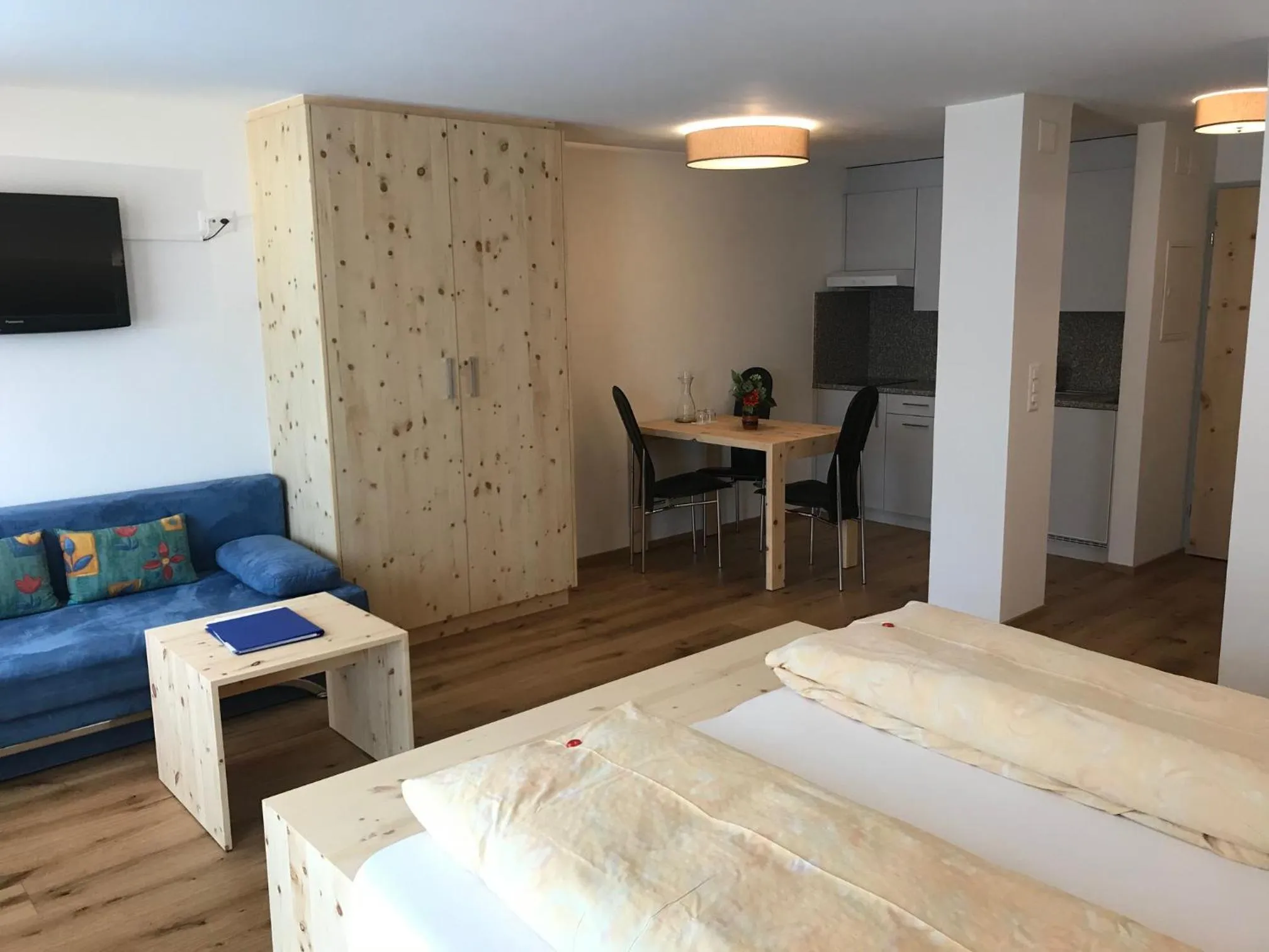 Staff, Bed in Hotel Conrad