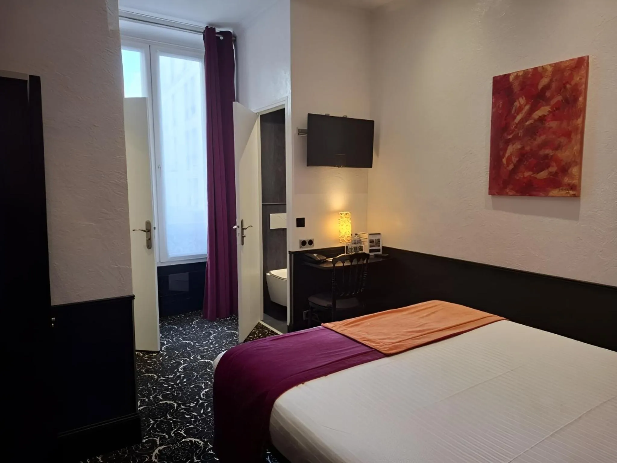 Bed in Hotel Peyris Opera