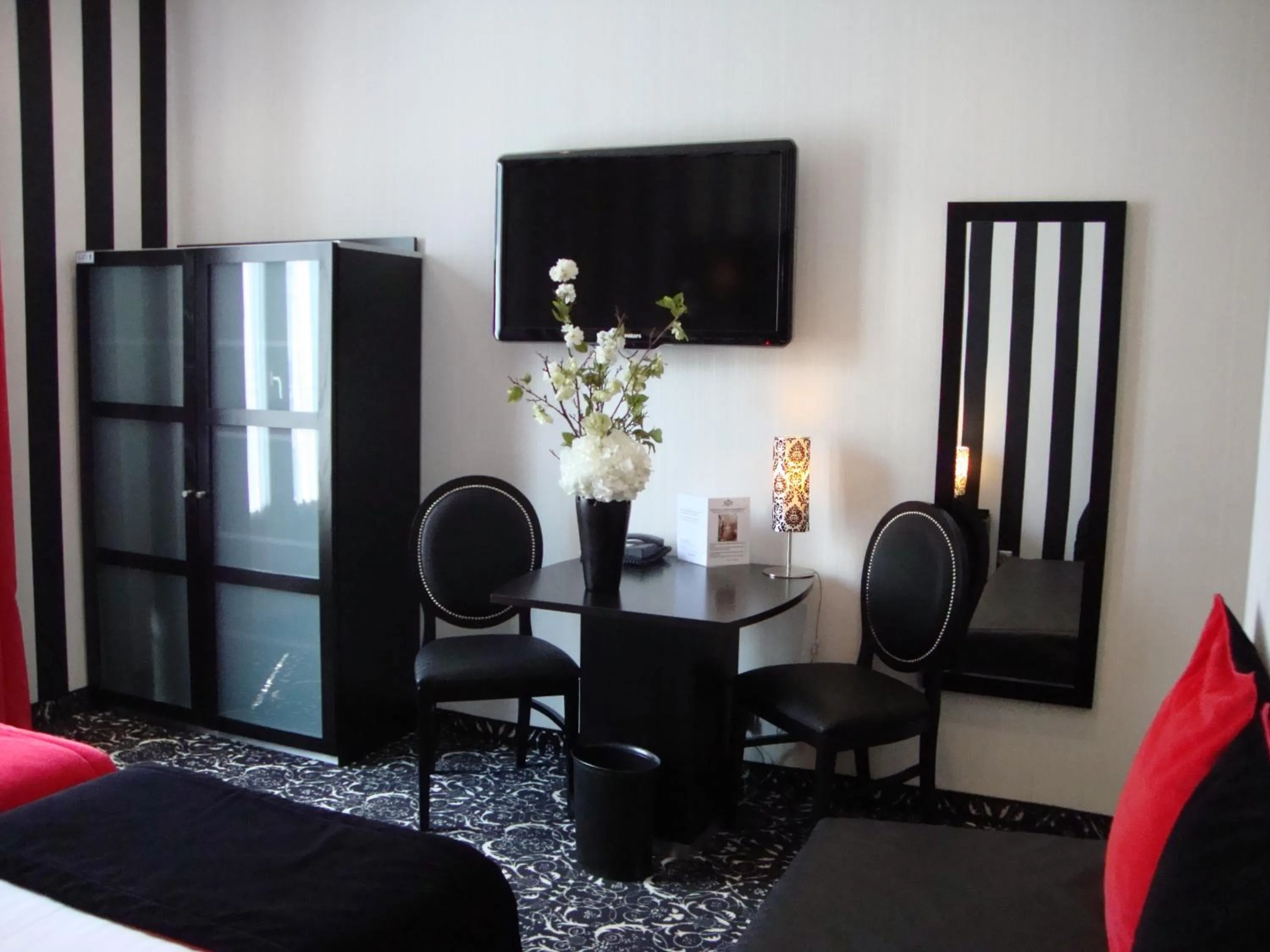 TV and multimedia, Bed in Hotel Peyris Opera