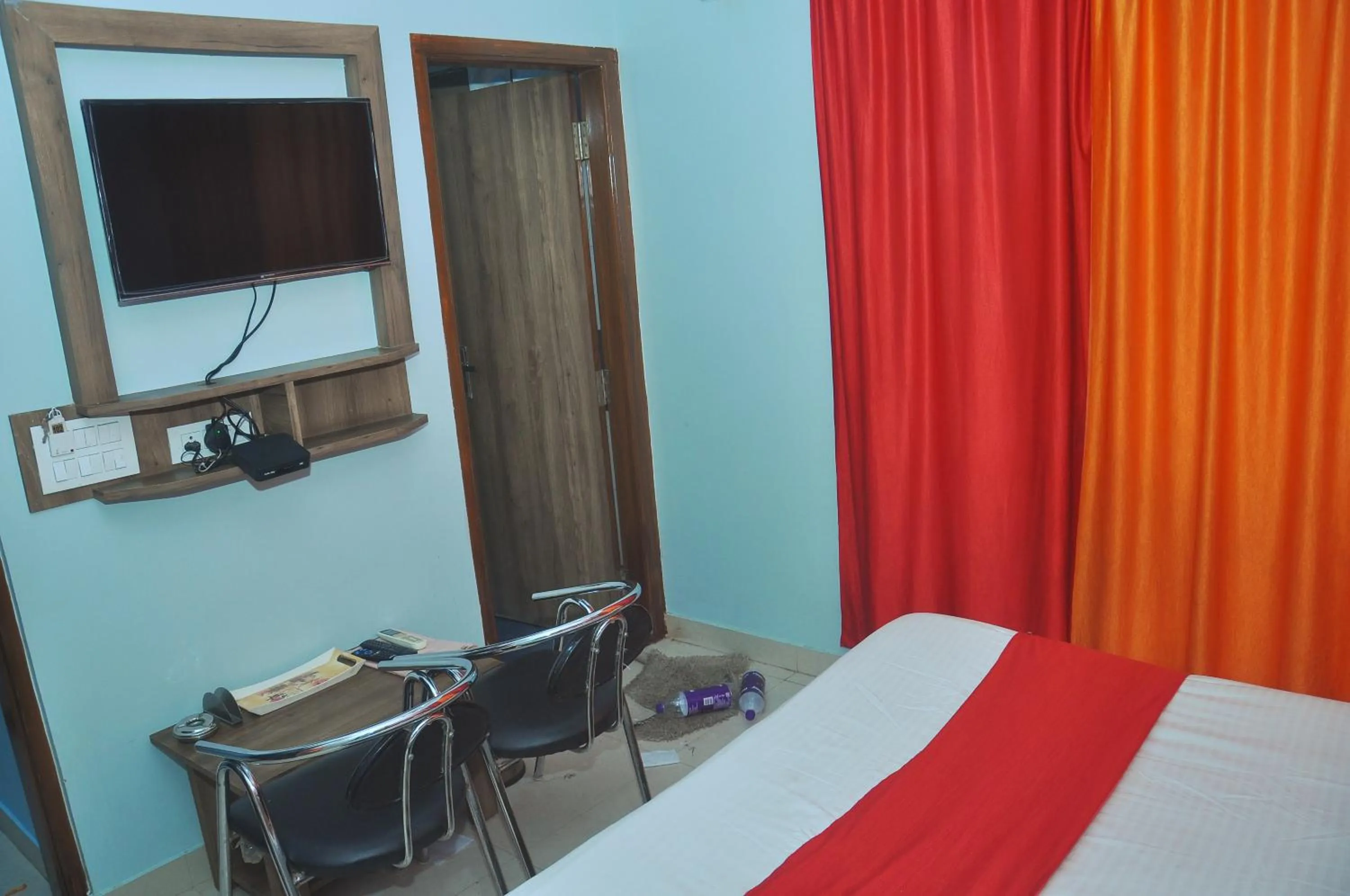 Seating area, Bed in Hotel Thikana Palace