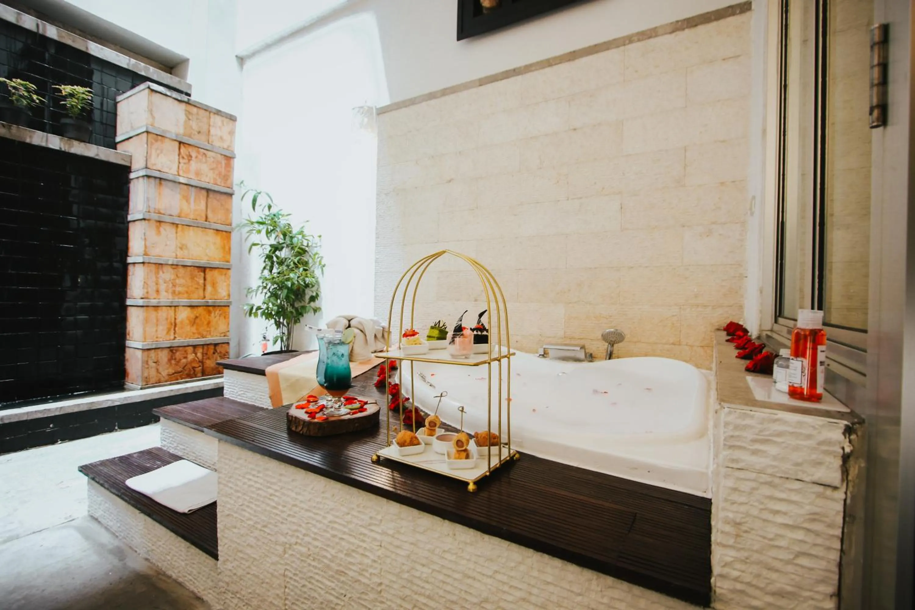 Bath in Golden Flower by KAGUM Hotels