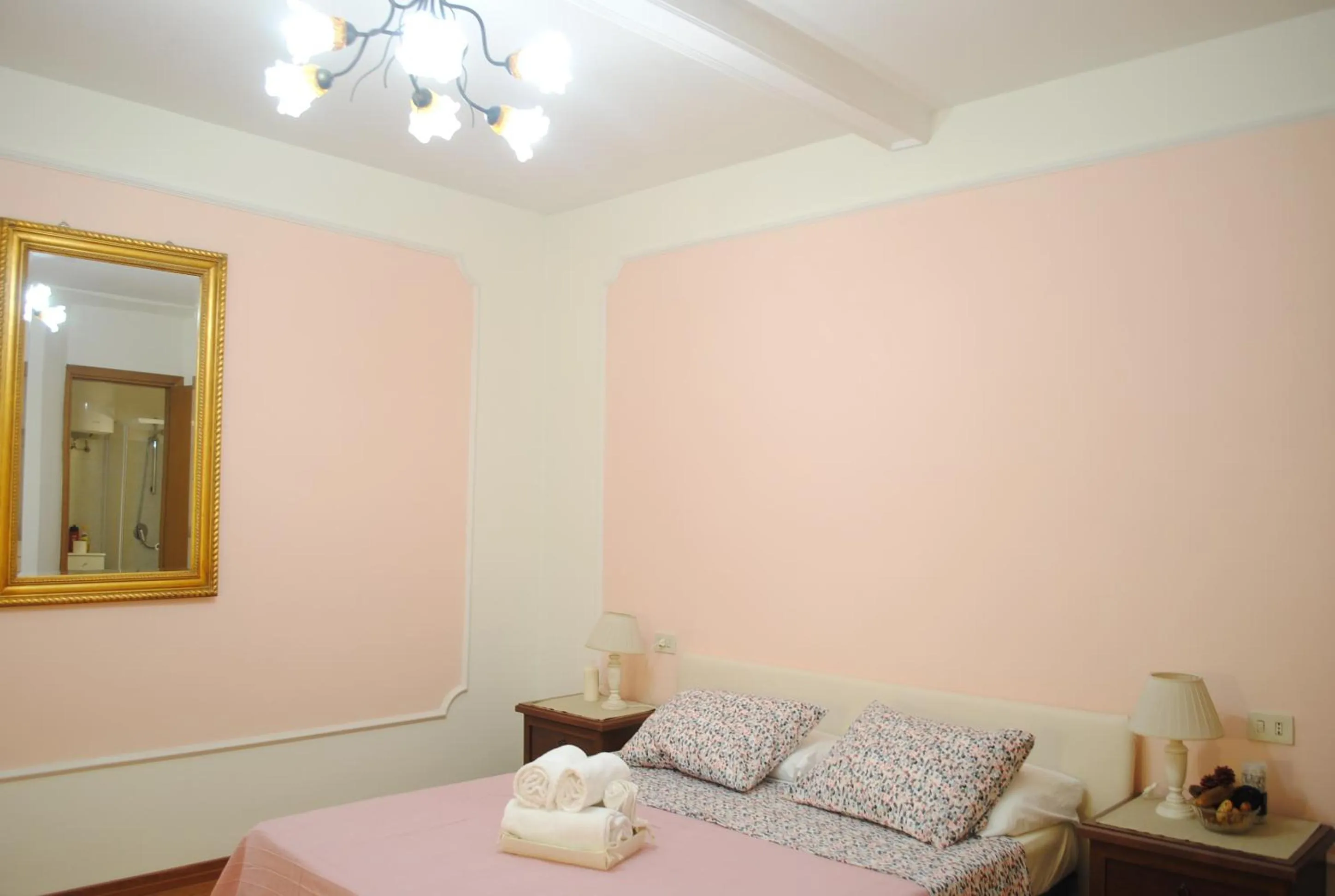 Photo of the whole room, Bed in Dreaming Navona Rooms