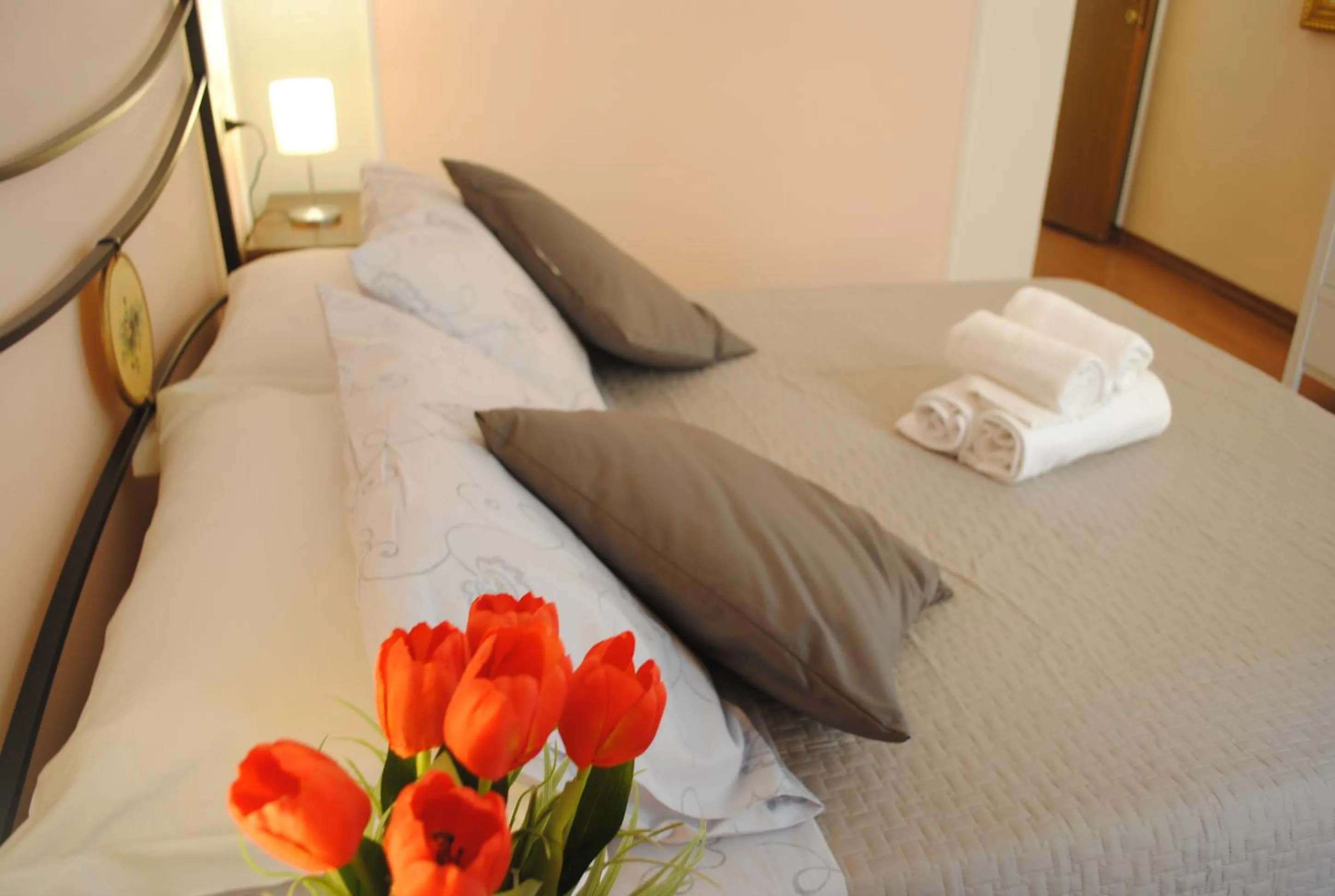 Photo of the whole room, Bed in Dreaming Navona Rooms