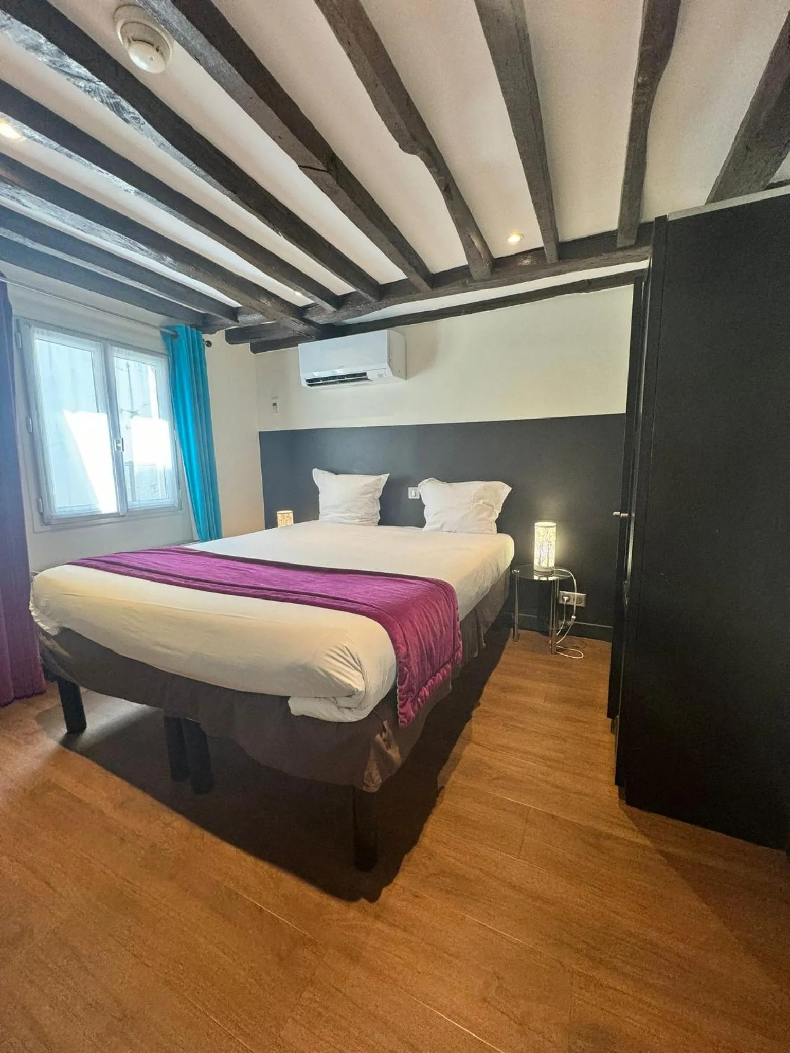 Bed in Hotel Pax Opera