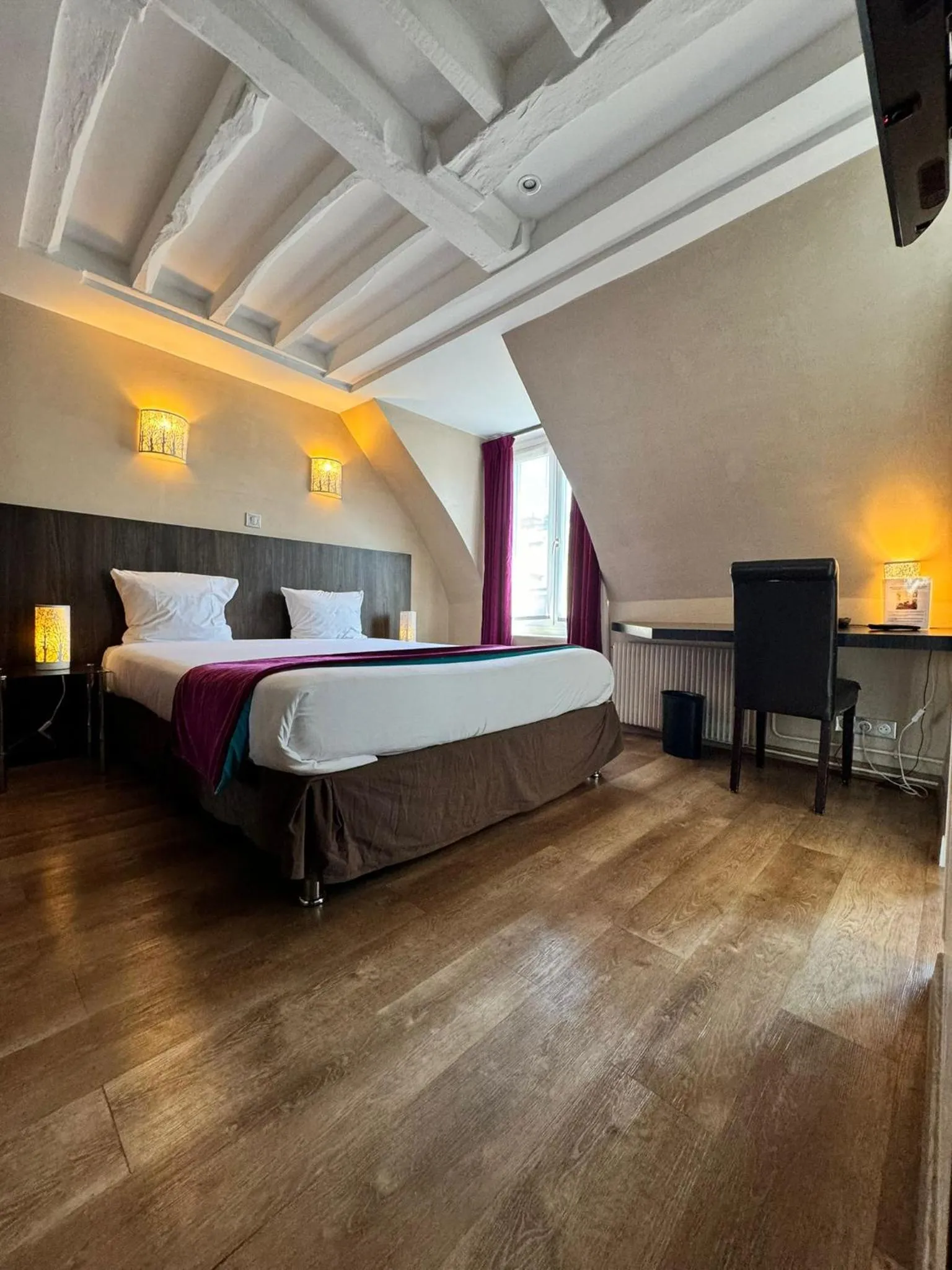 Bed in Hotel Pax Opera