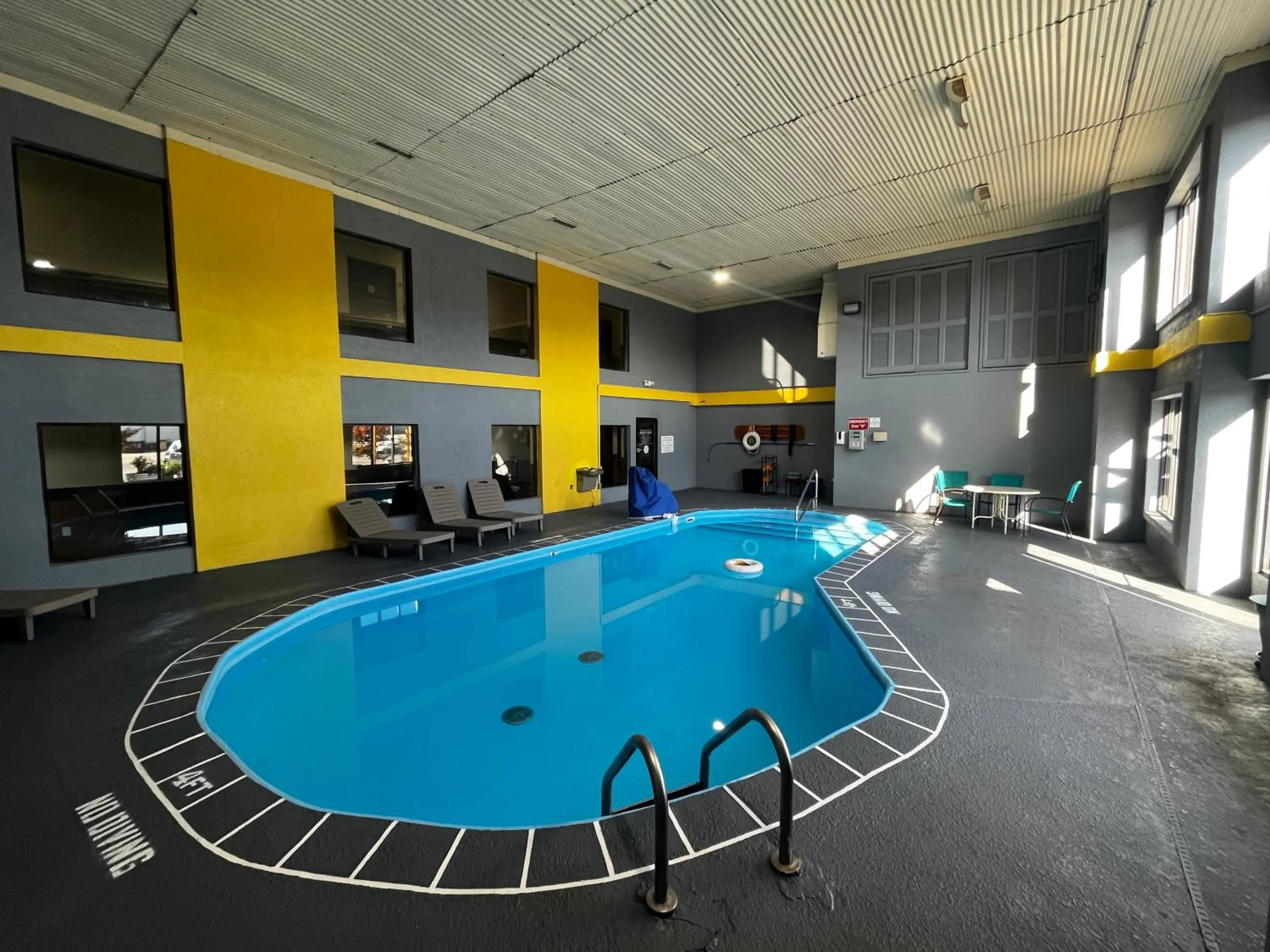 Swimming pool in Quality Inn Grand Rapids Near Downtown