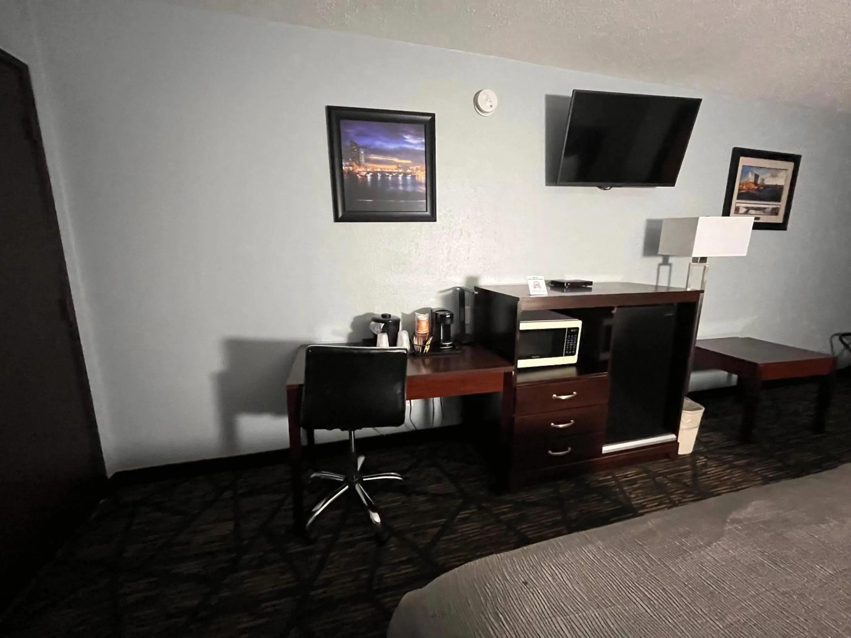 Bedroom in Quality Inn Grand Rapids Near Downtown