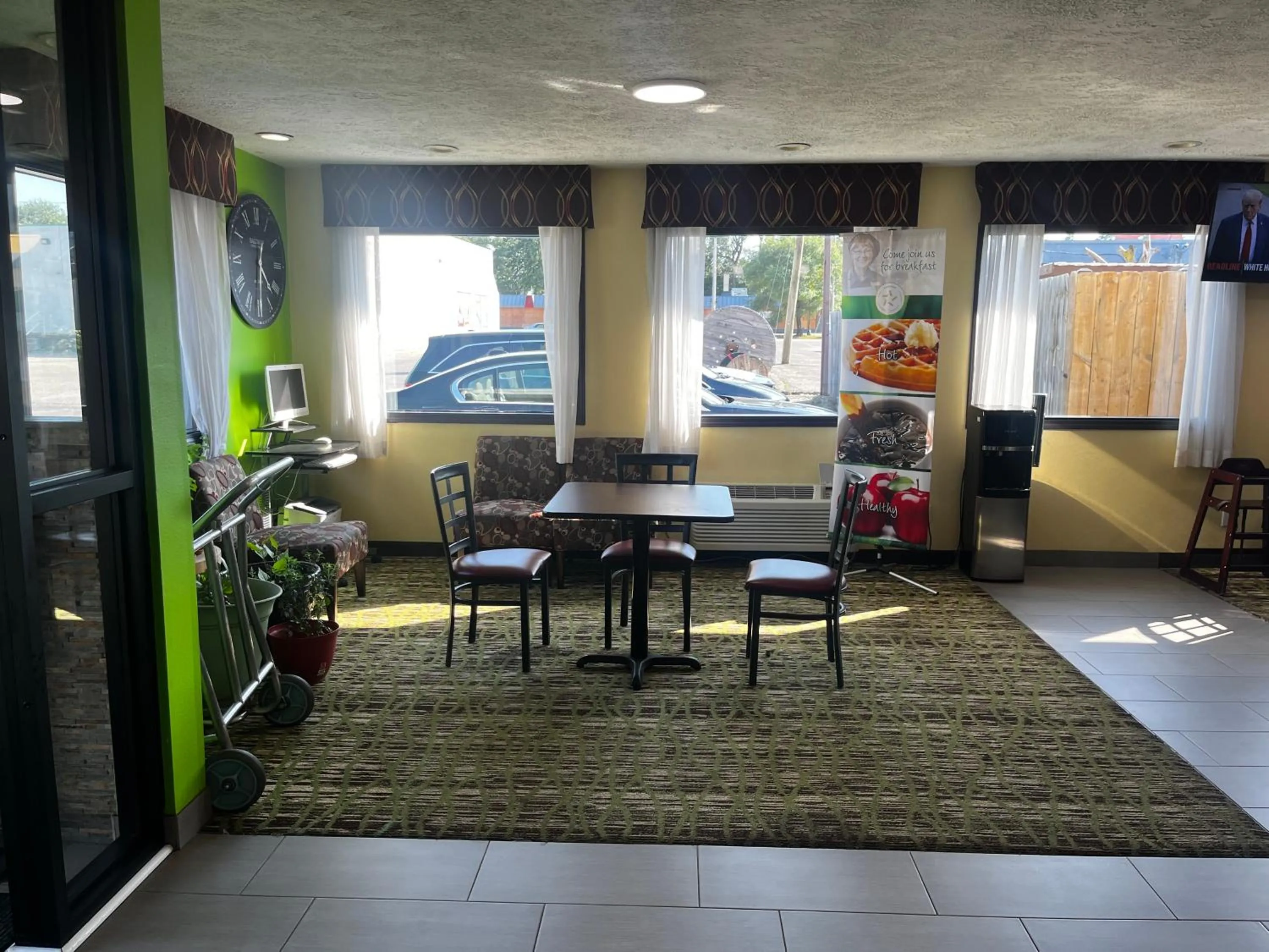 Seating area in Quality Inn Grand Rapids Near Downtown