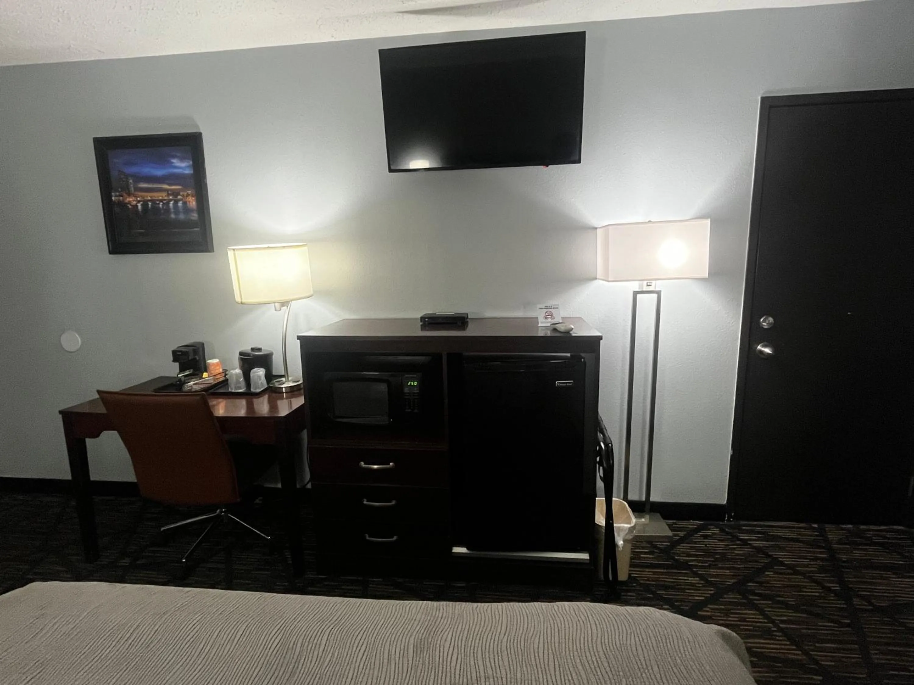 Bed in Quality Inn Grand Rapids Near Downtown