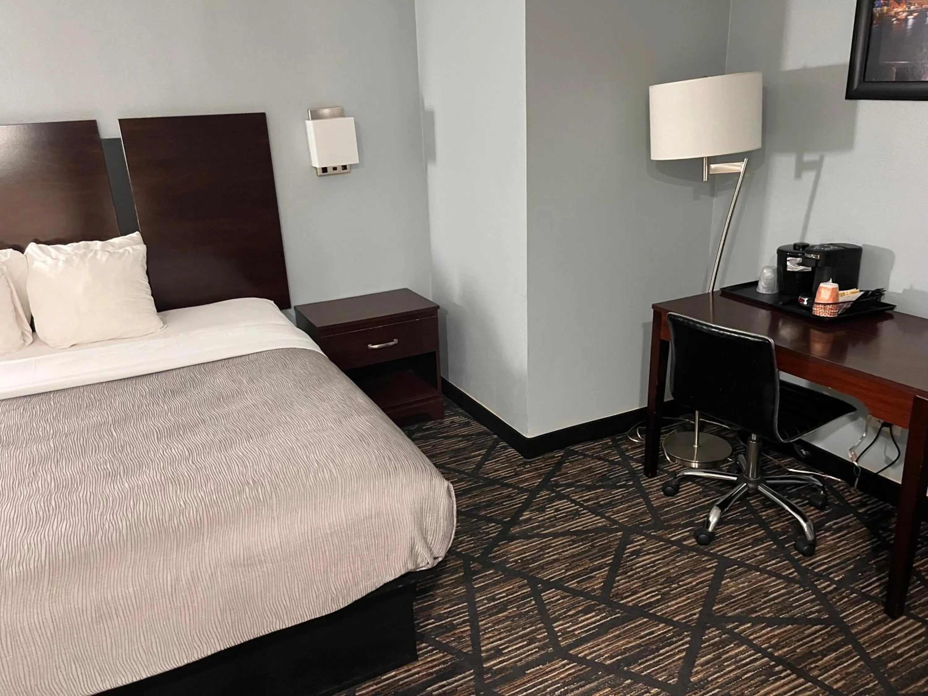 Bed in Quality Inn Grand Rapids Near Downtown