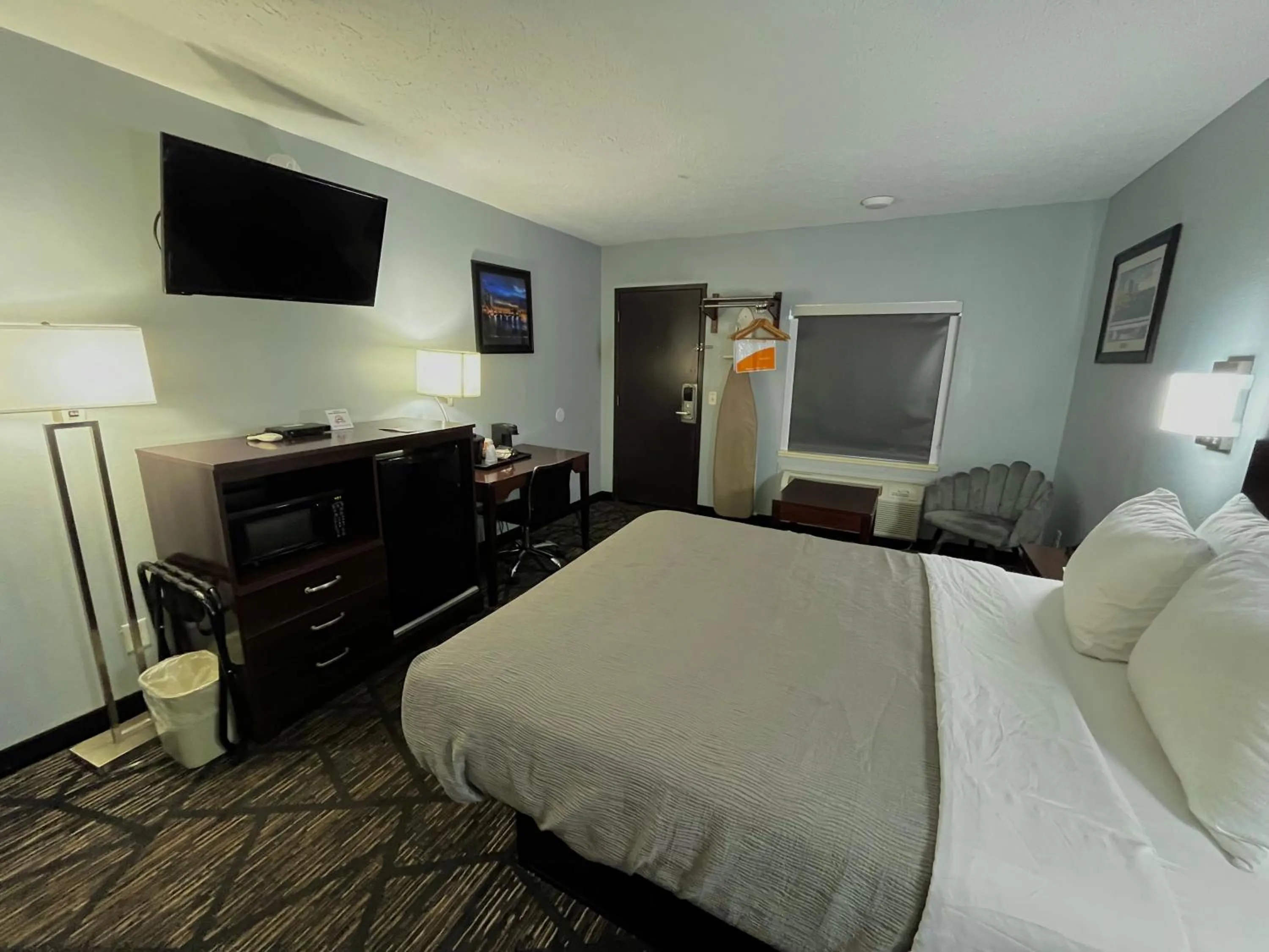 Photo of the whole room, Bed in Quality Inn Grand Rapids Near Downtown