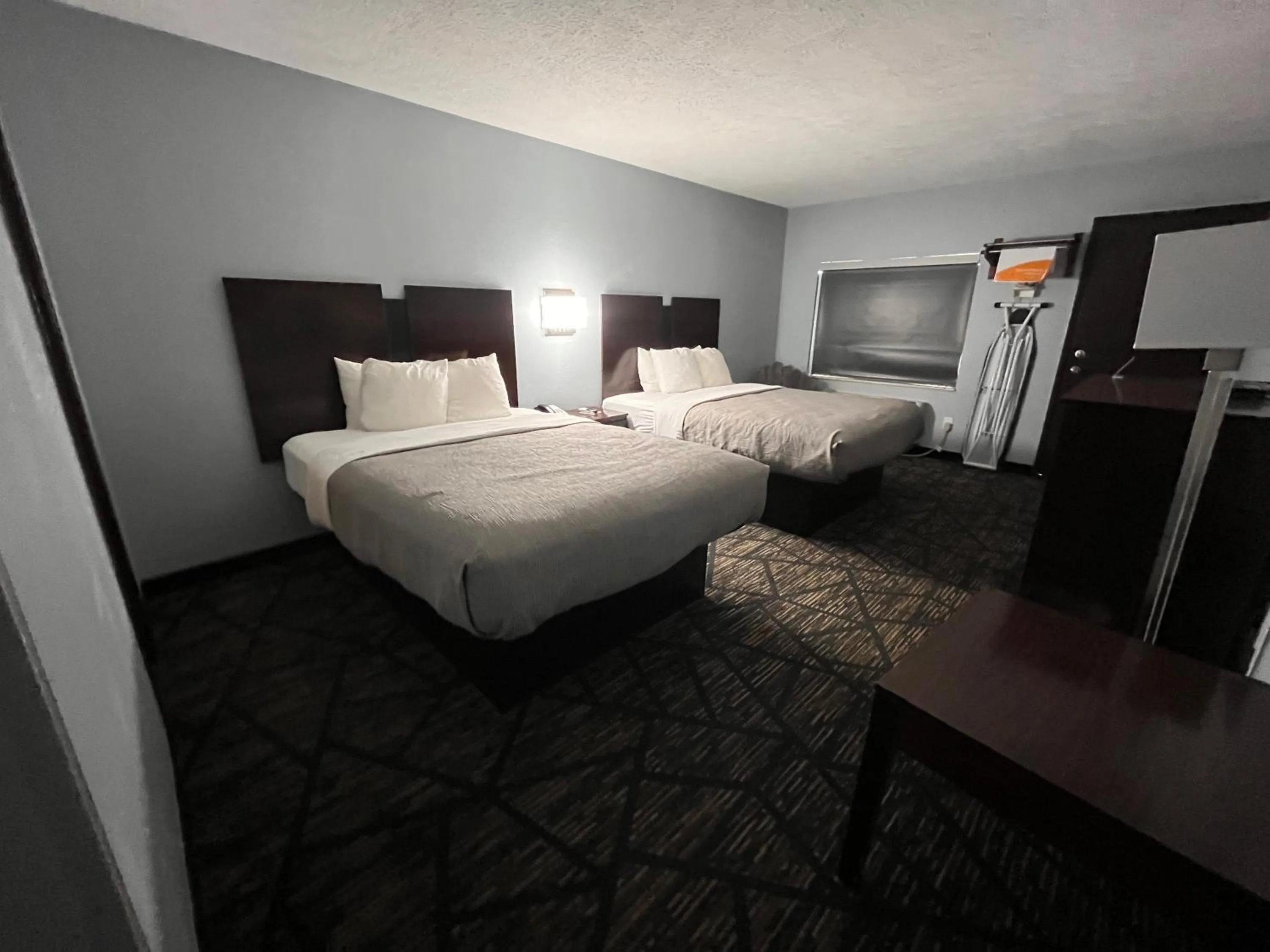 Bed in Quality Inn Grand Rapids Near Downtown