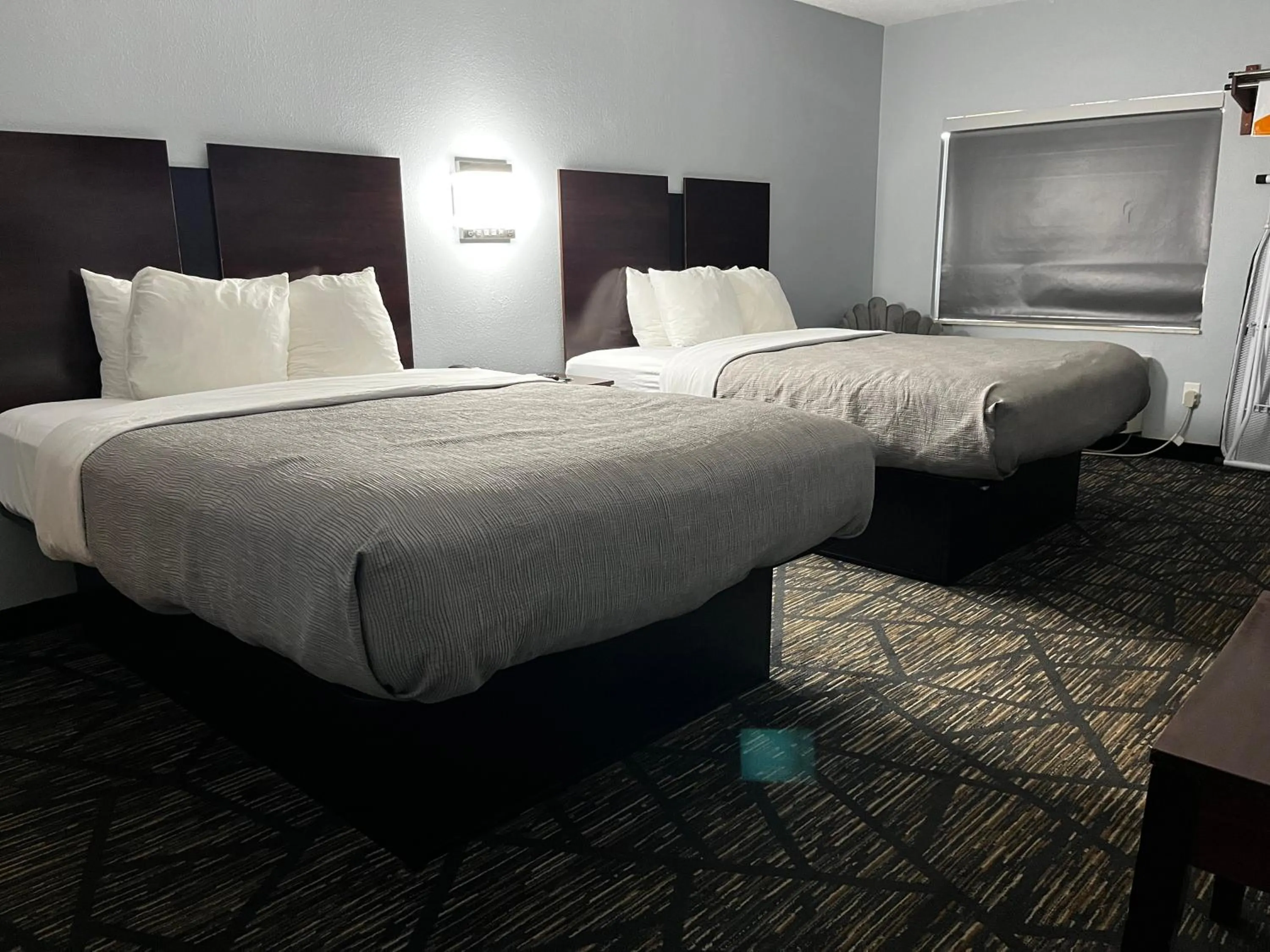 Bed in Quality Inn Grand Rapids Near Downtown