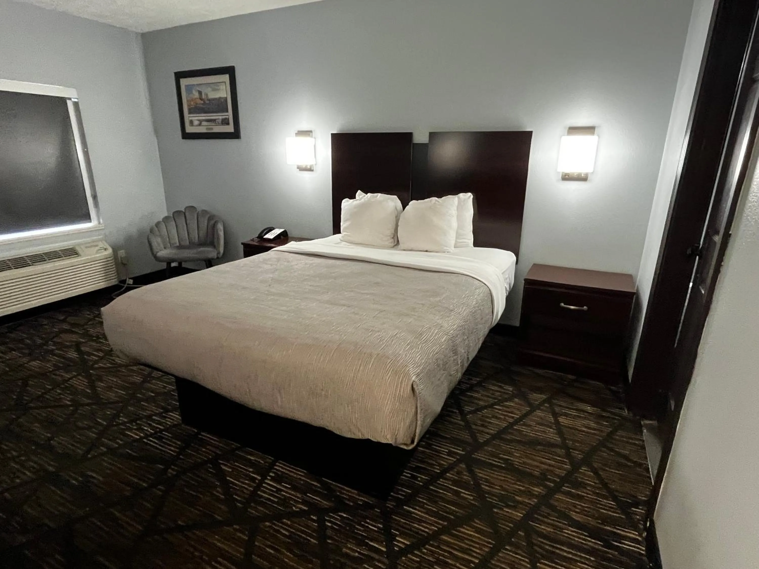 Bedroom, Bed in Quality Inn Grand Rapids Near Downtown