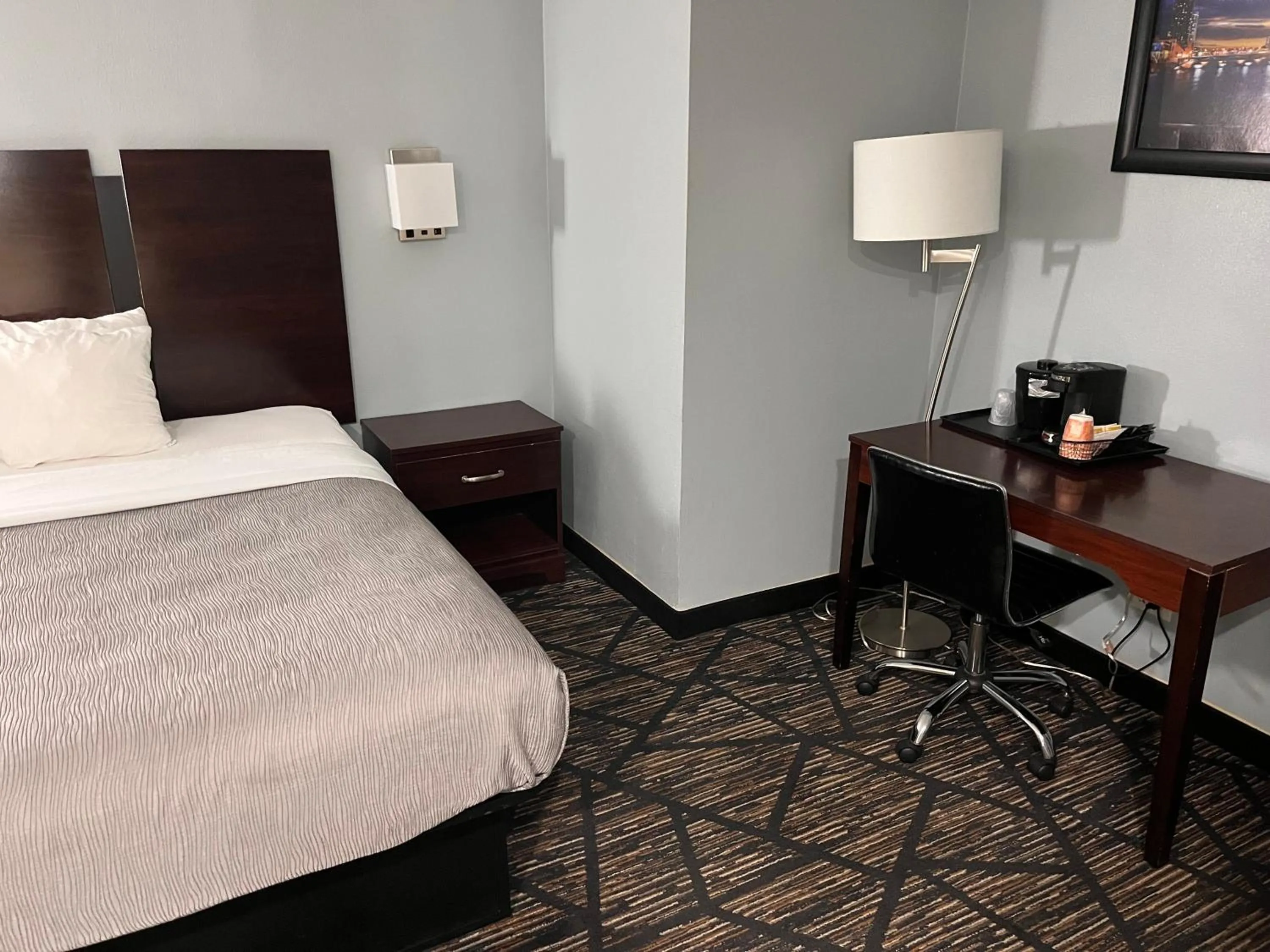 Bed in Quality Inn Grand Rapids Near Downtown