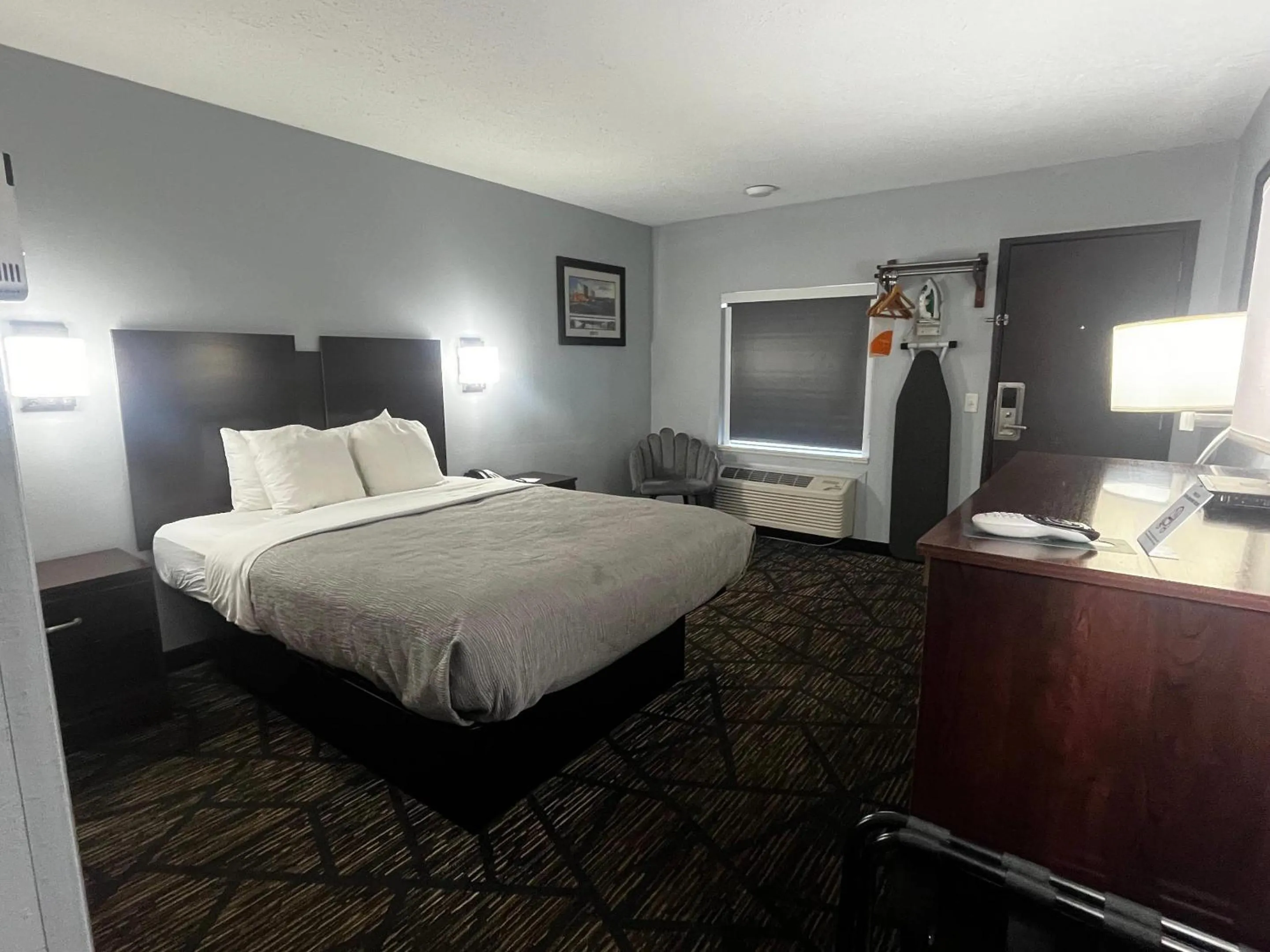 Bedroom, Bed in Quality Inn Grand Rapids Near Downtown