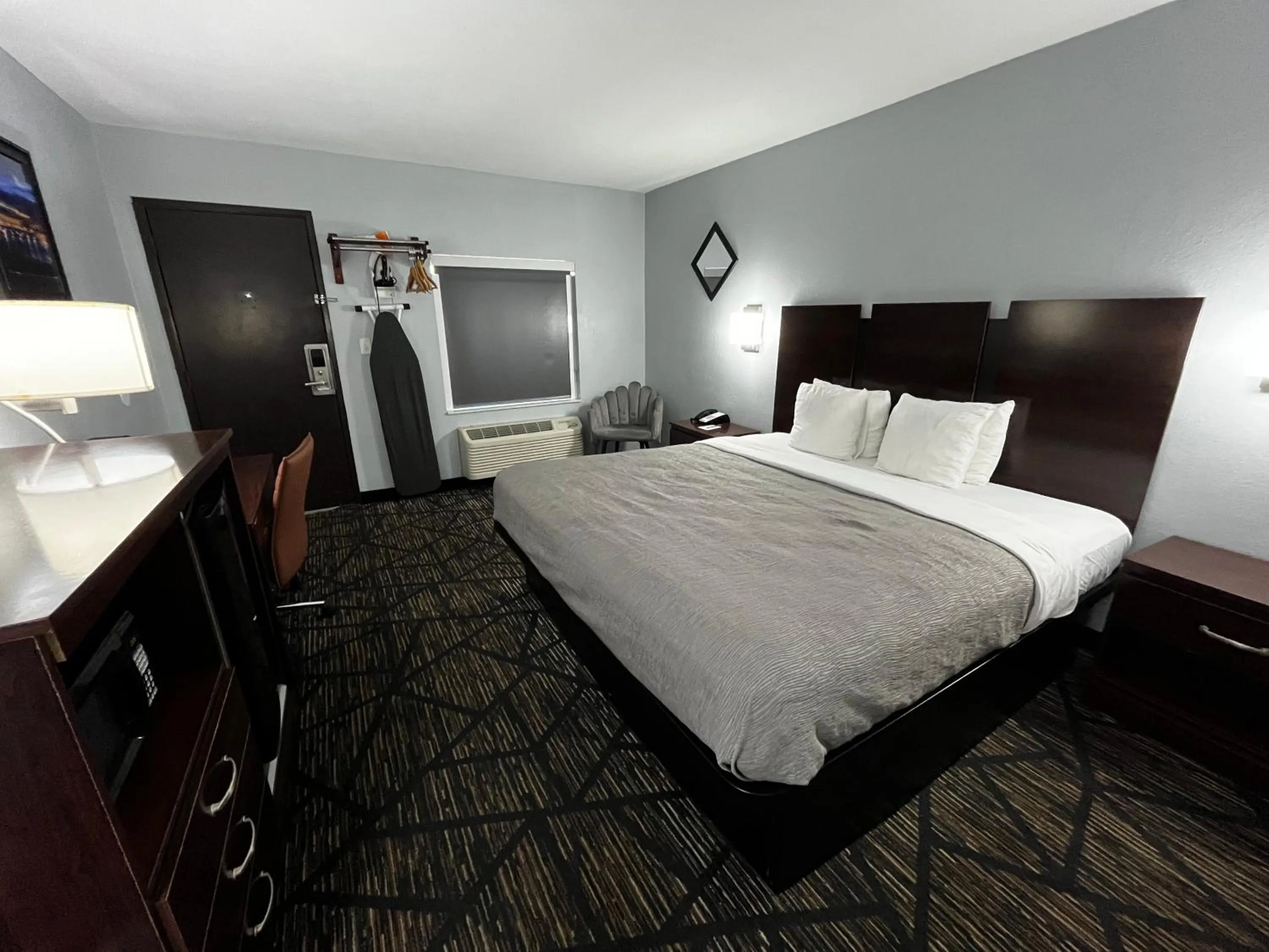 Bed in Quality Inn Grand Rapids Near Downtown