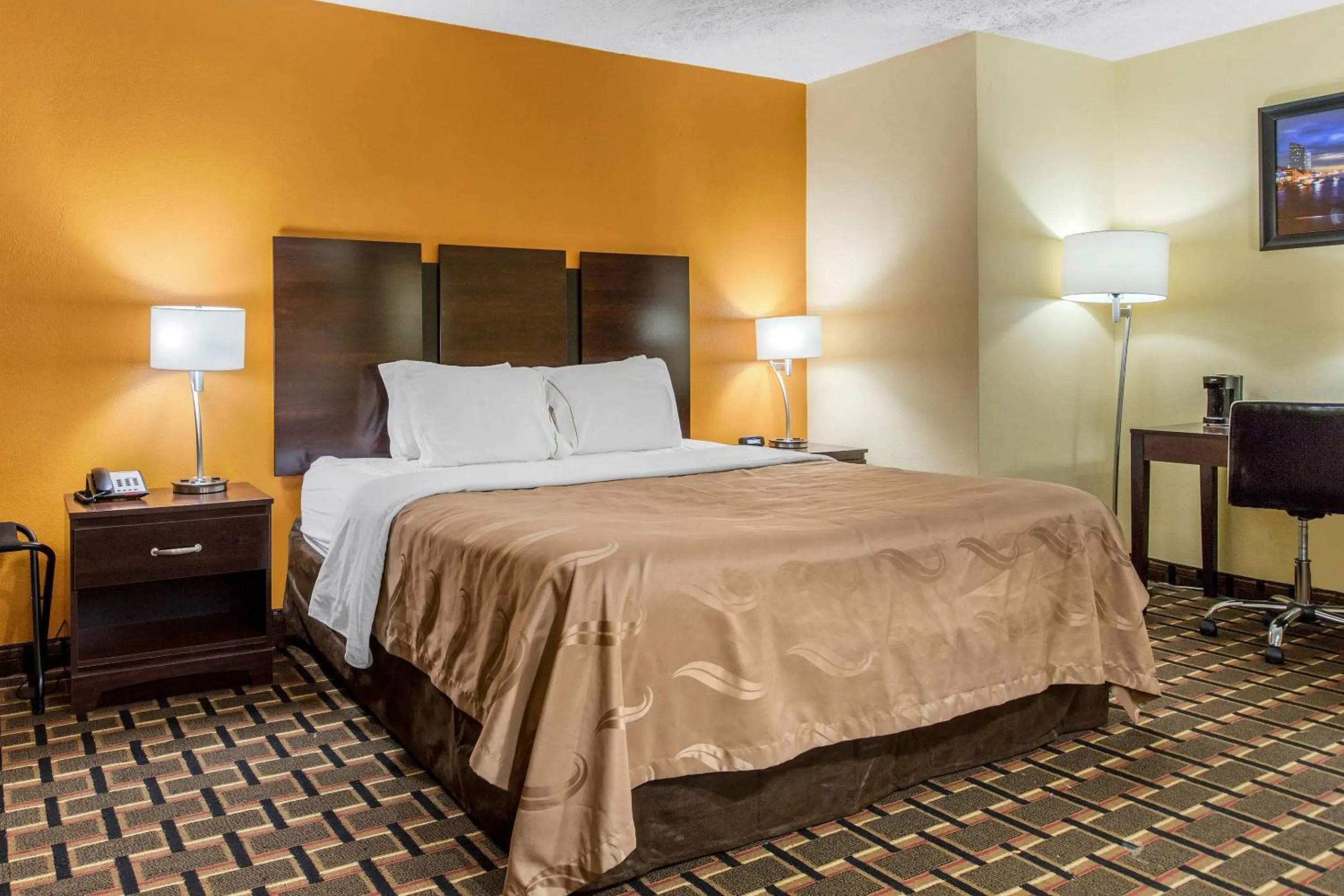 Bedroom, Bed in Quality Inn Grand Rapids Near Downtown